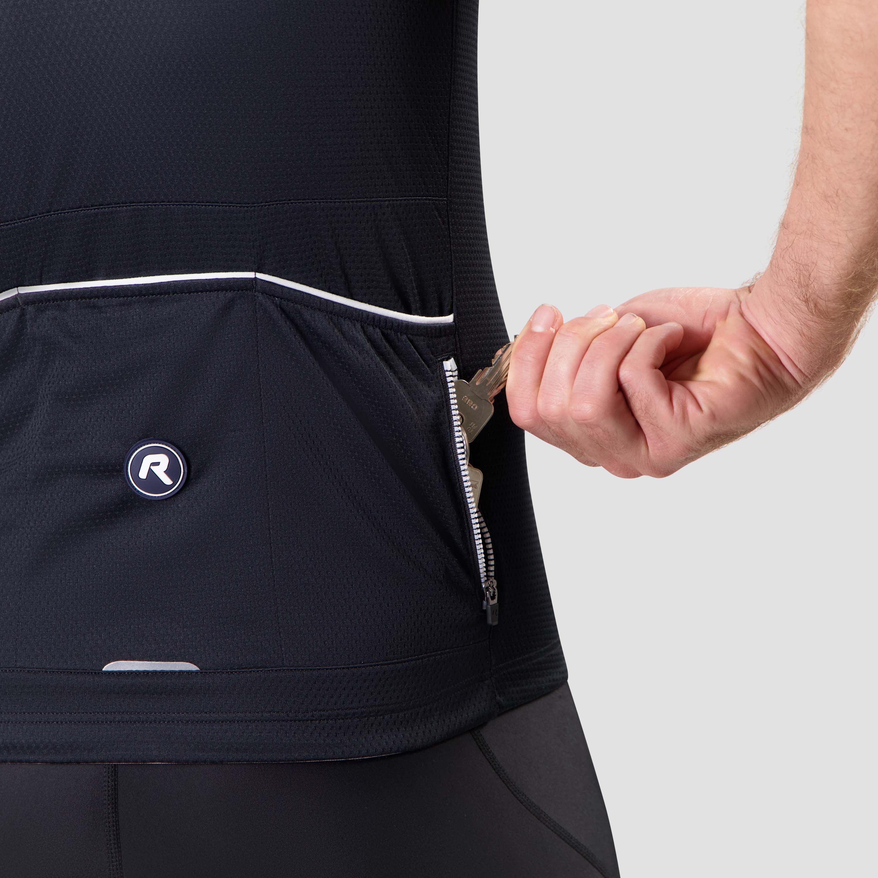 Detail van Rogelli Explore fietsshirt heren zwart korte mouw met achterzakken.