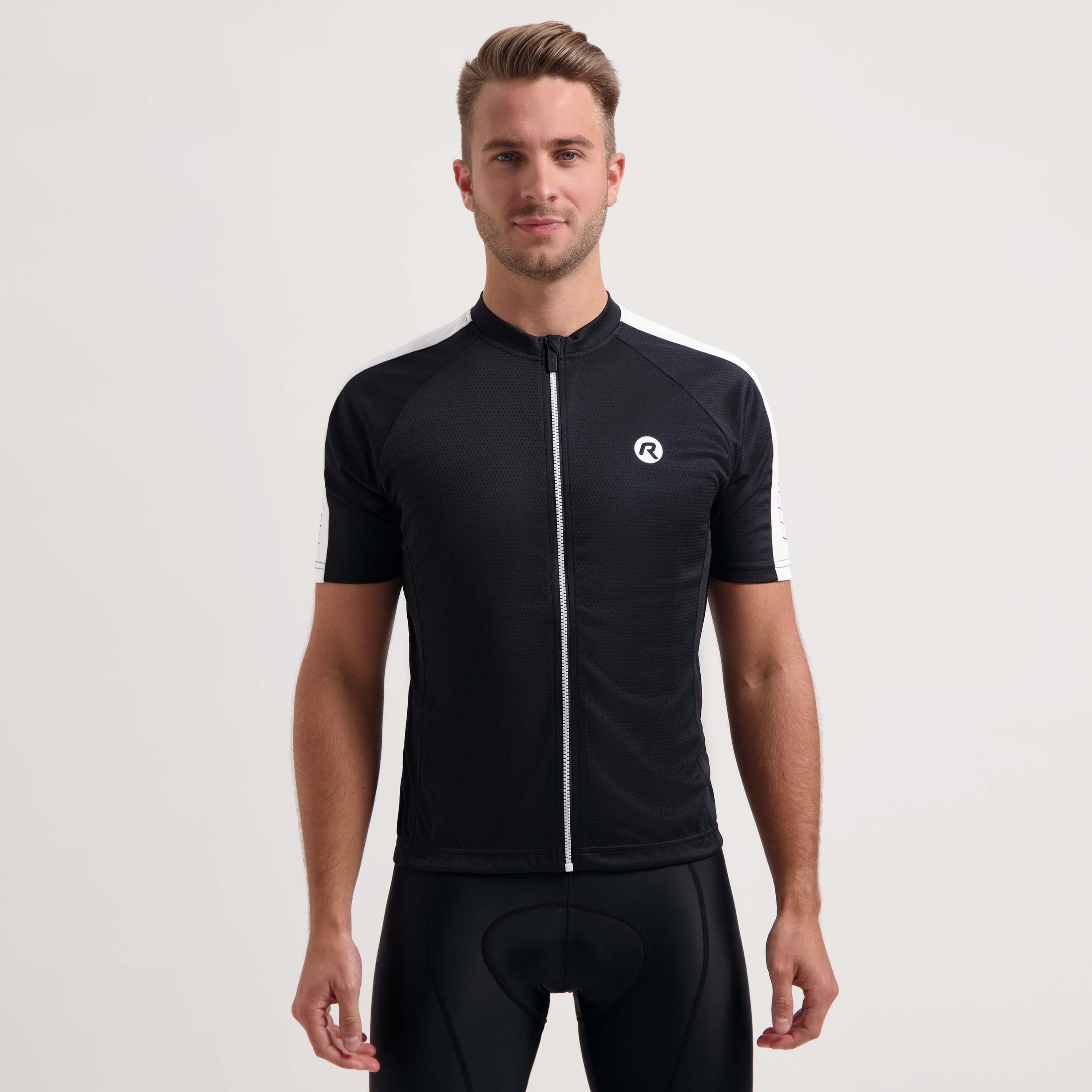 Rogelli Explore fietsshirt heren zwart korte mouw gedragen voorkant.