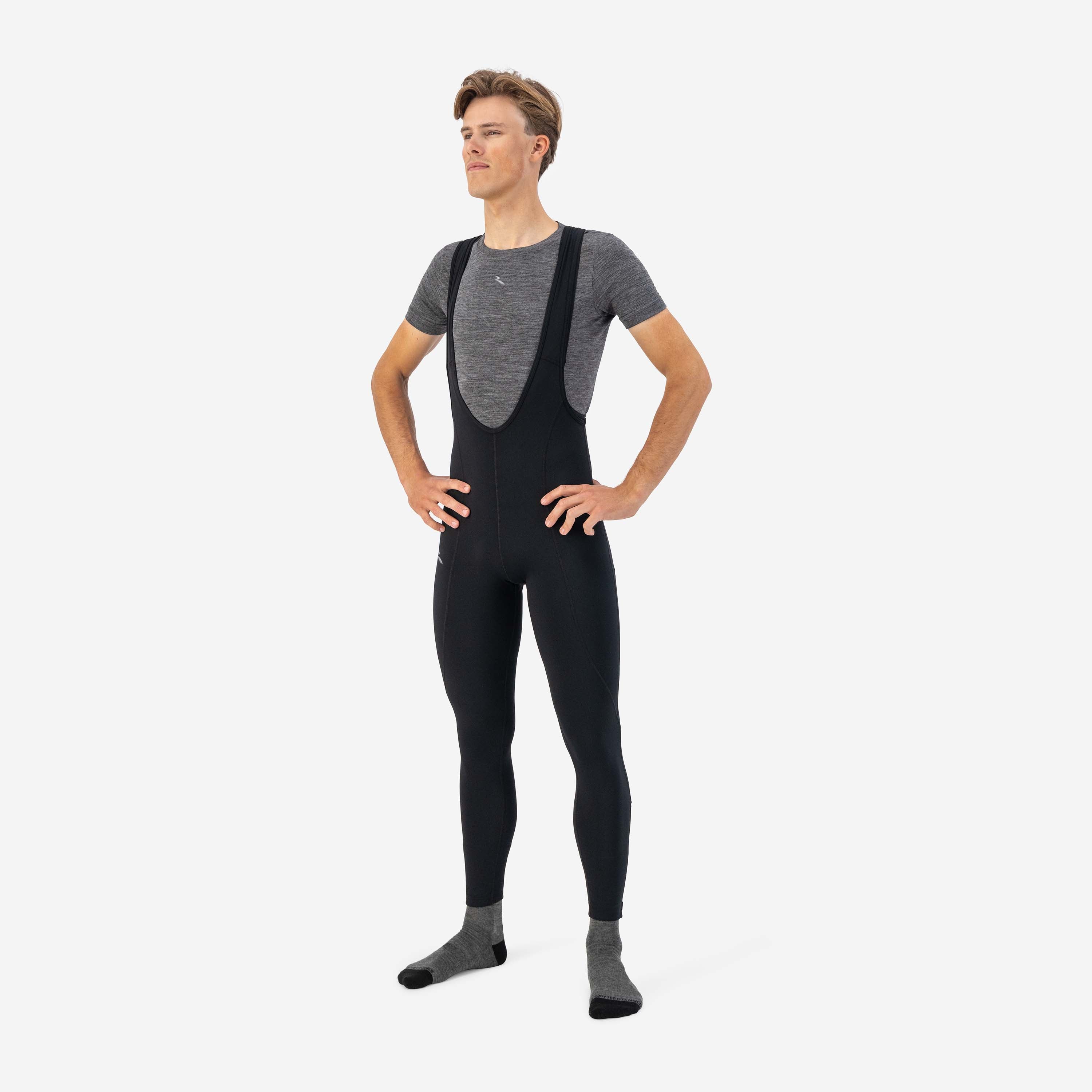 Rogelli Core lange fietsbroek zonder zeem heren zwart gedragen voorkant.