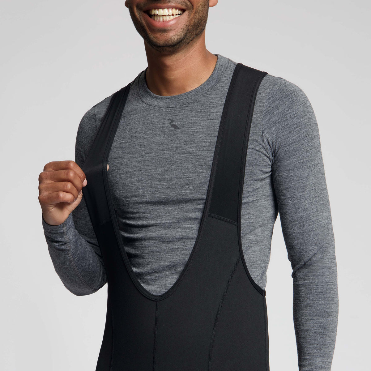 Detail bretels Rogelli Core lange fietsbroek zonder zeem heren zwart gedragen.