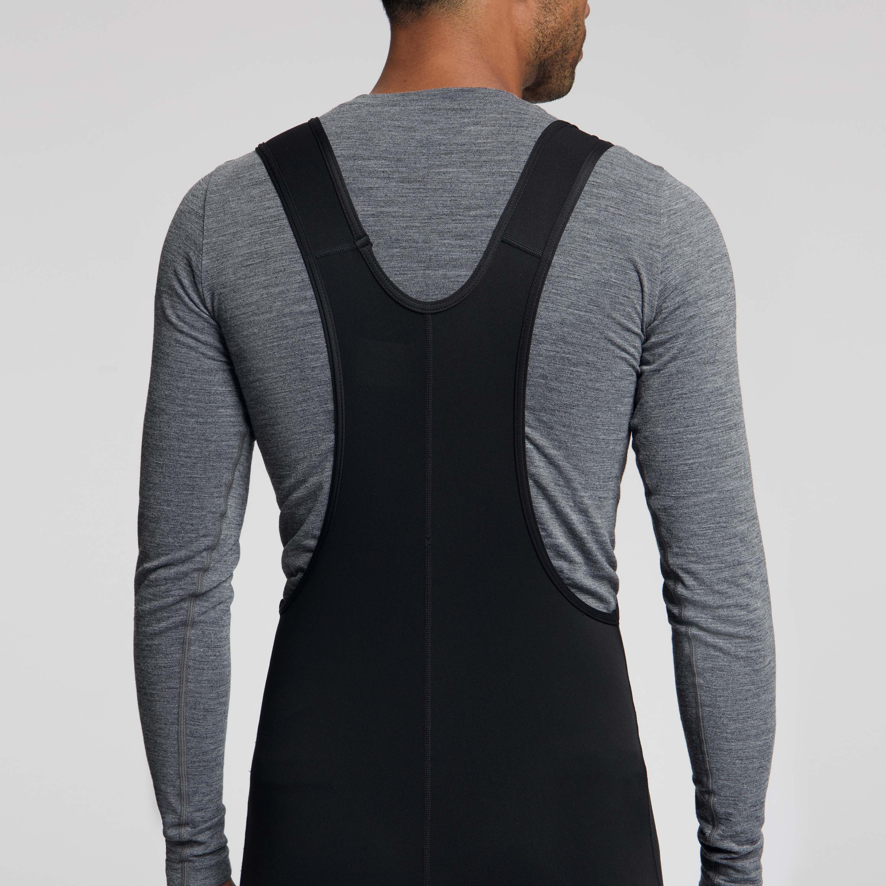 Detail bretels achterkant Rogelli Core lange fietsbroek heren zwart gedragen.
