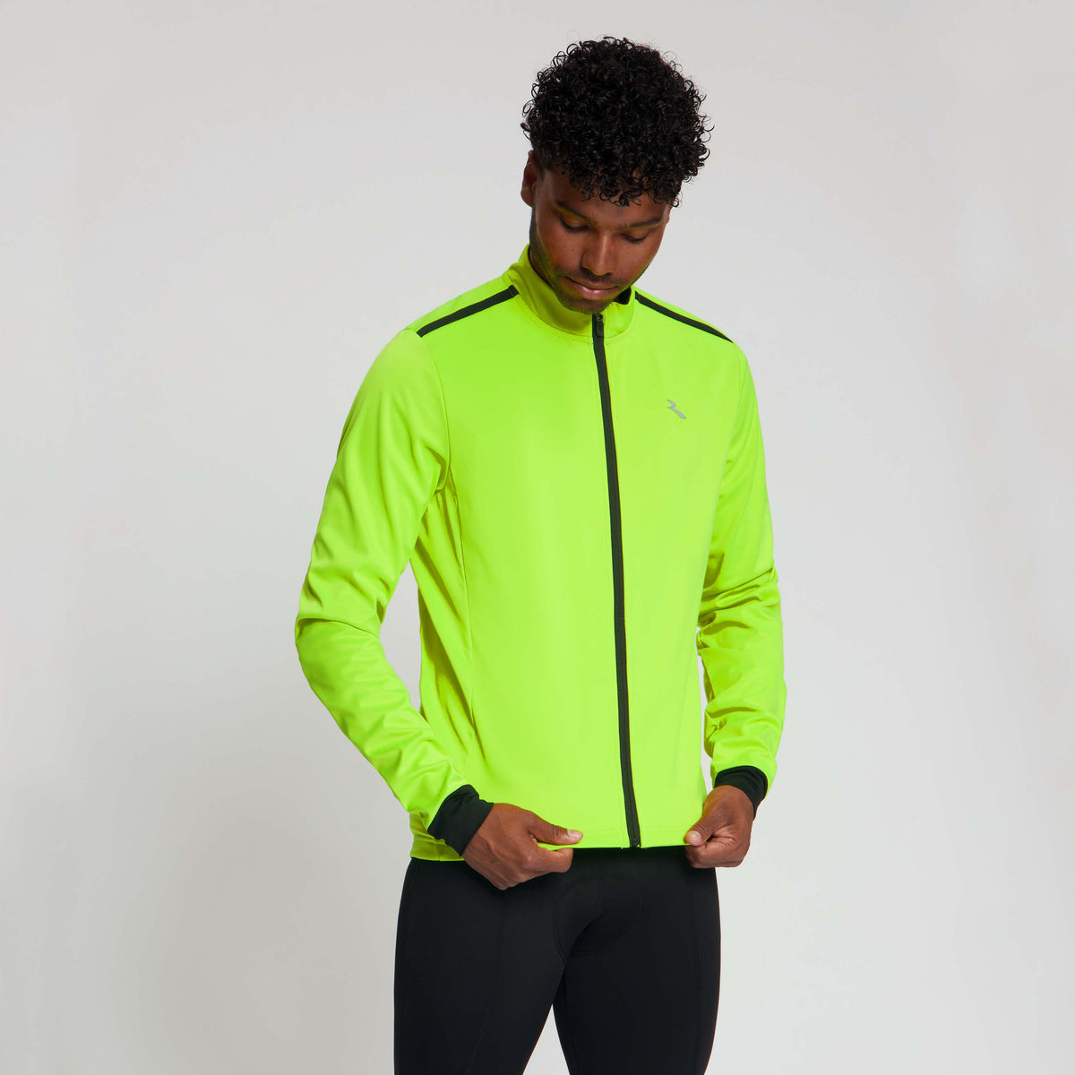 Rogelli Core fietsjack heren fluor gedragen voorkant.
