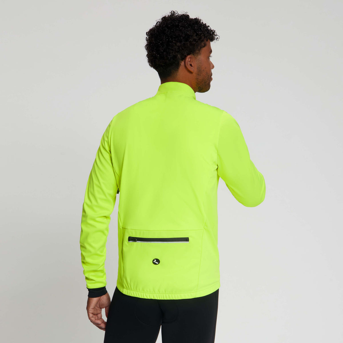 Rogelli Core fietsjack heren fluor gedragen achterkant.