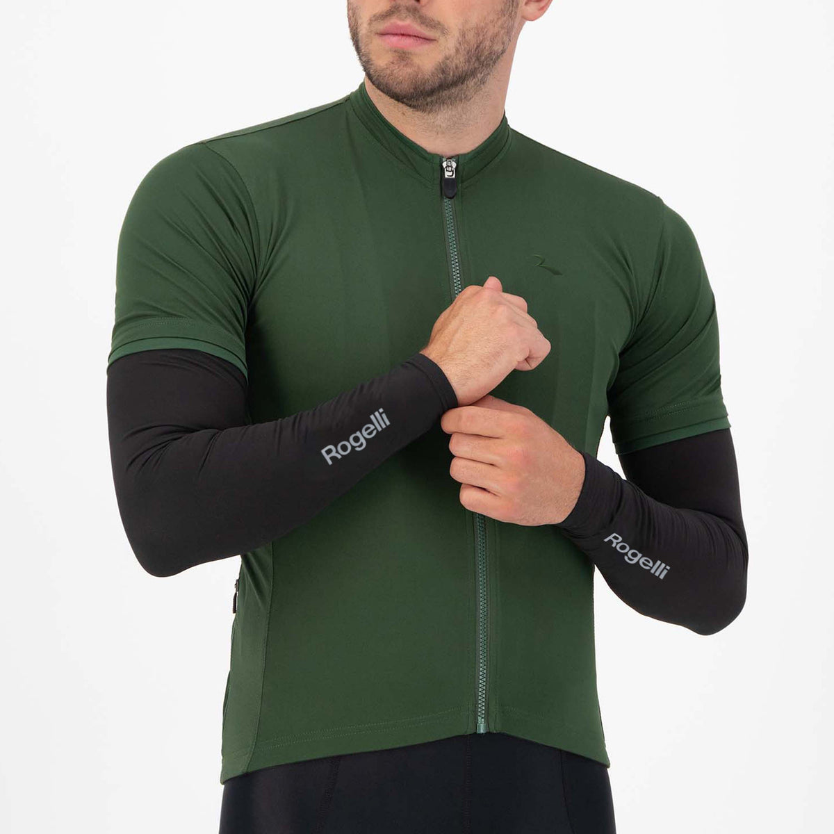 Rogelli Promo armwarmers zwart als verlenging van fietsshirt korte mouw gedragen voorkant.