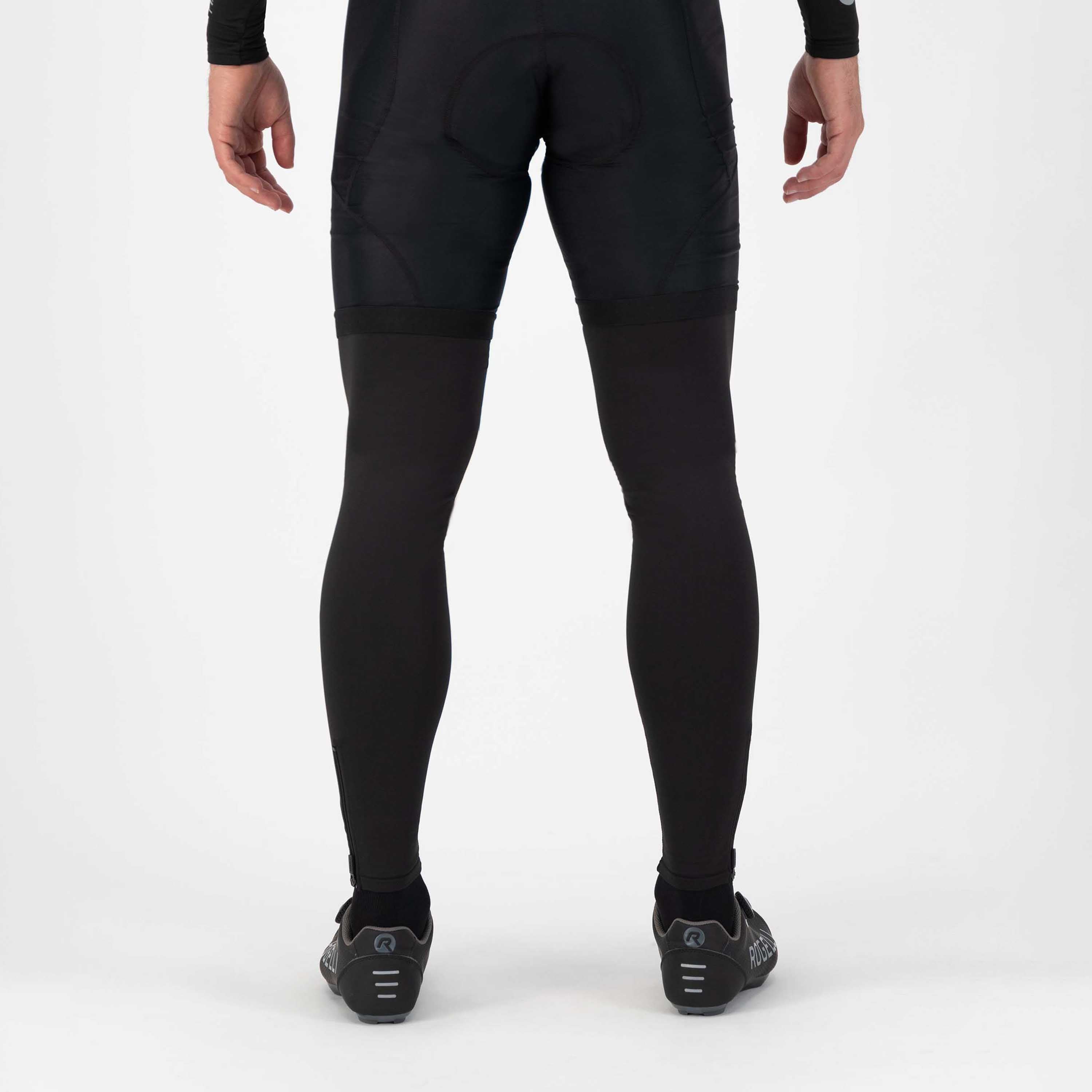 Rogelli Promo beenwarmers zwart als verlenging van korte fietsbroek gedragen achterkant.
