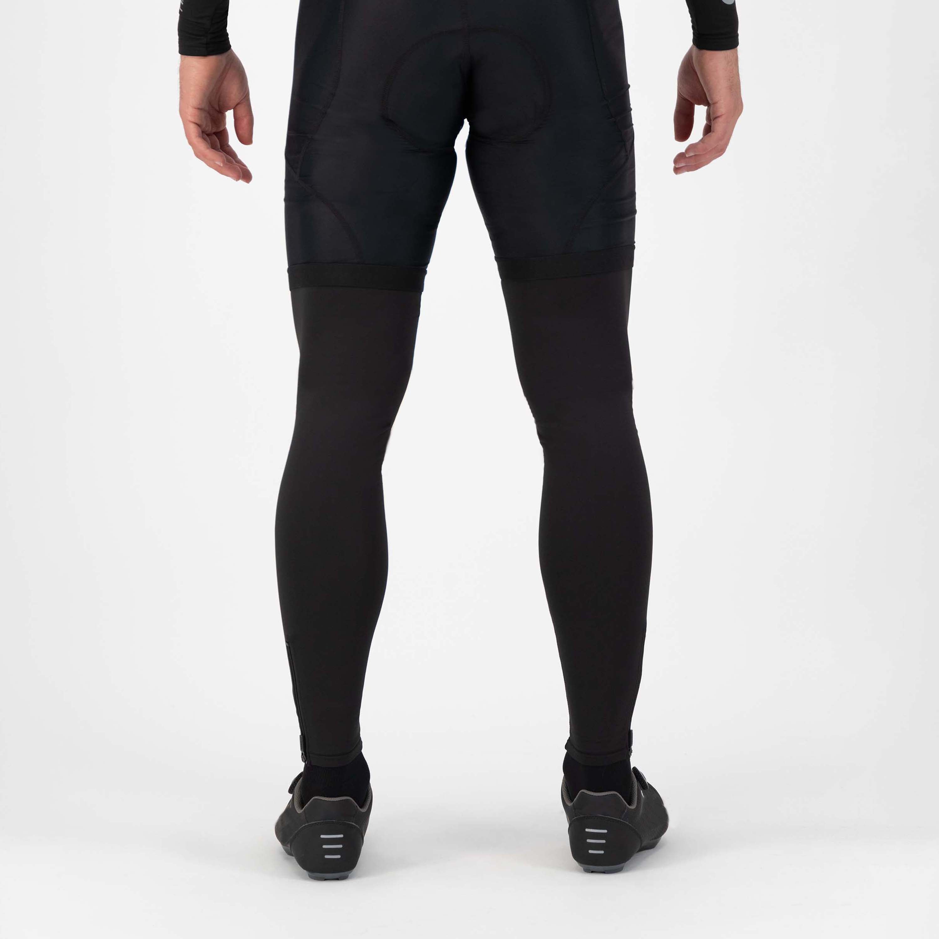 Rogelli Promo beenwarmers zwart als verlenging van korte fietsbroek gedragen achterkant.