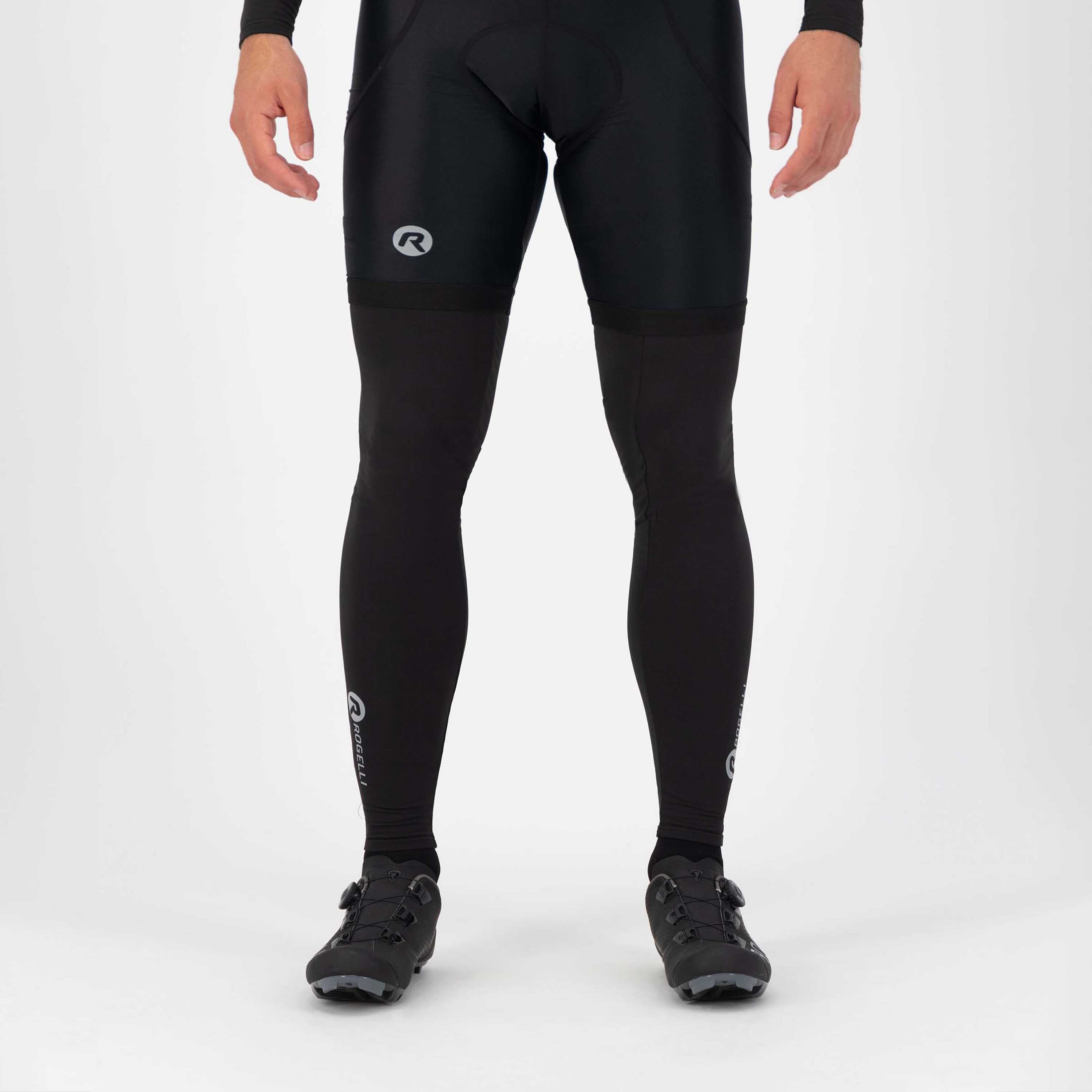 Rogelli Promo beenwarmers zwart als verlenging van korte fietsbroek gedragen voorkant.