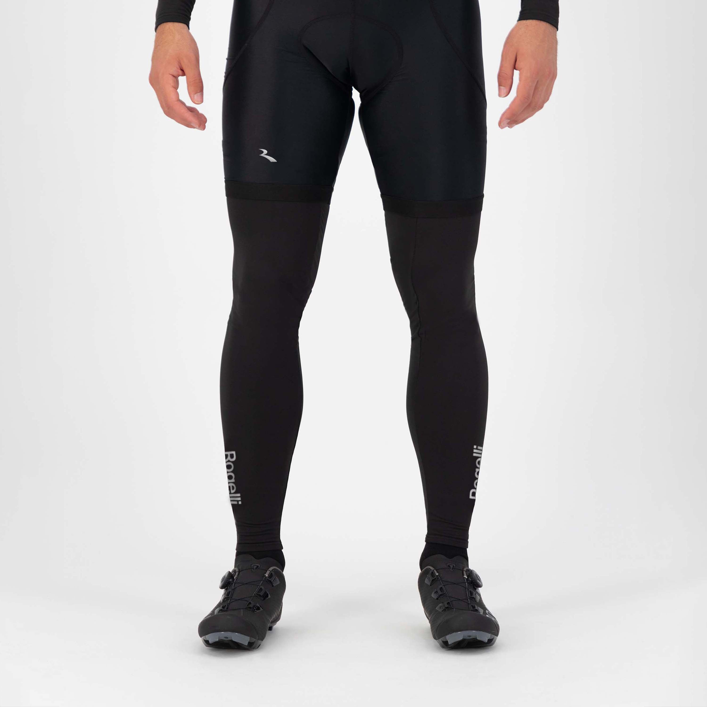 Rogelli Promo beenwarmers zwart als verlenging van korte fietsbroek gedragen voorkant.