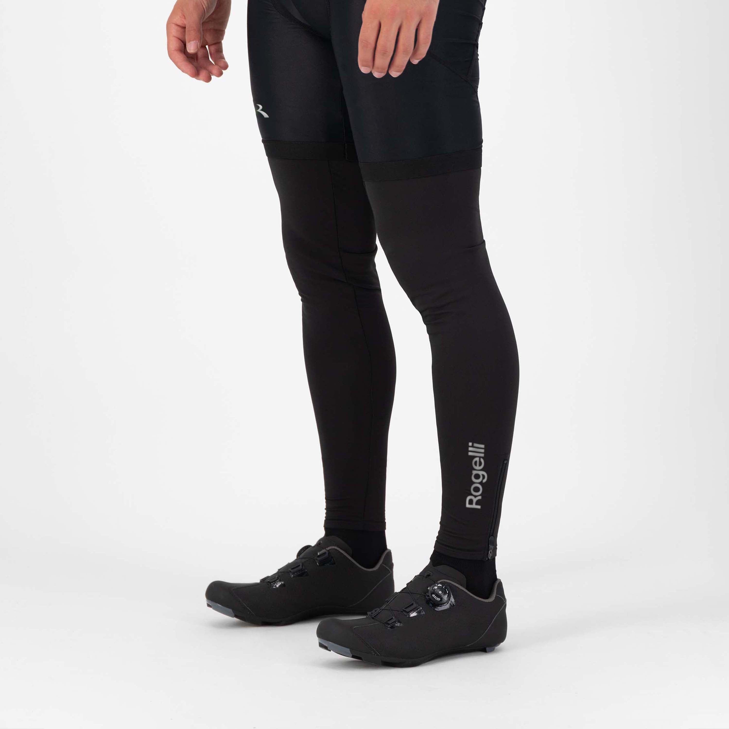 Rogelli Promo beenwarmers zwart als verlenging van korte fietsbroek gedragen zijkant.