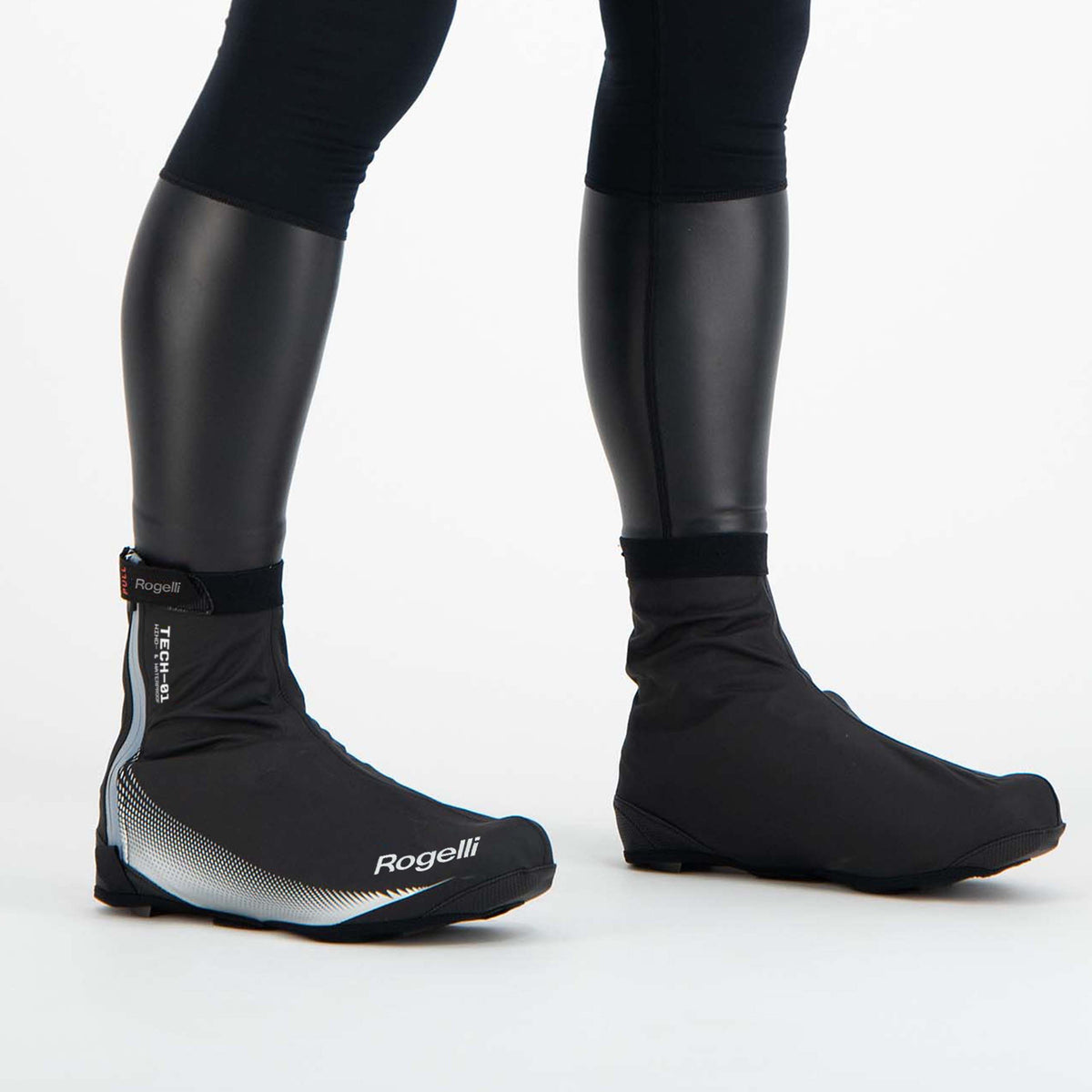 Rogelli Fiandrex onderschoenen zwart beschermen voeten tegen regen gedragen.