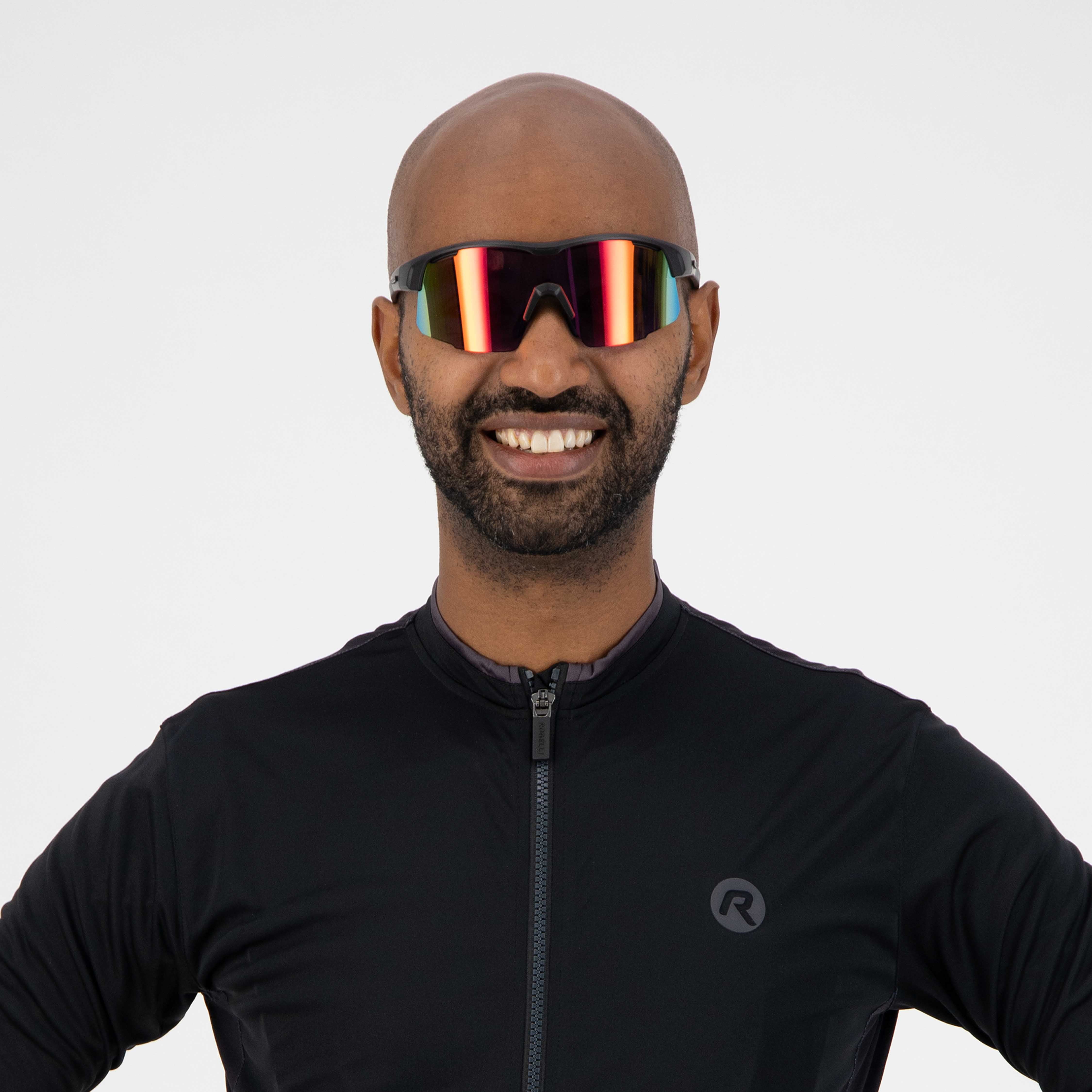 Rogelli Pulse fietsbril zwart gedragen door man voorkant.
