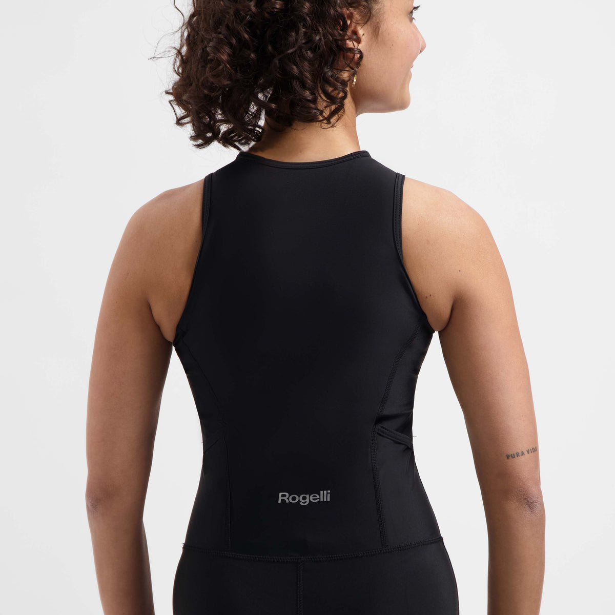 Détail de la combinaison de triathlon Florida sans manches dos noir.
