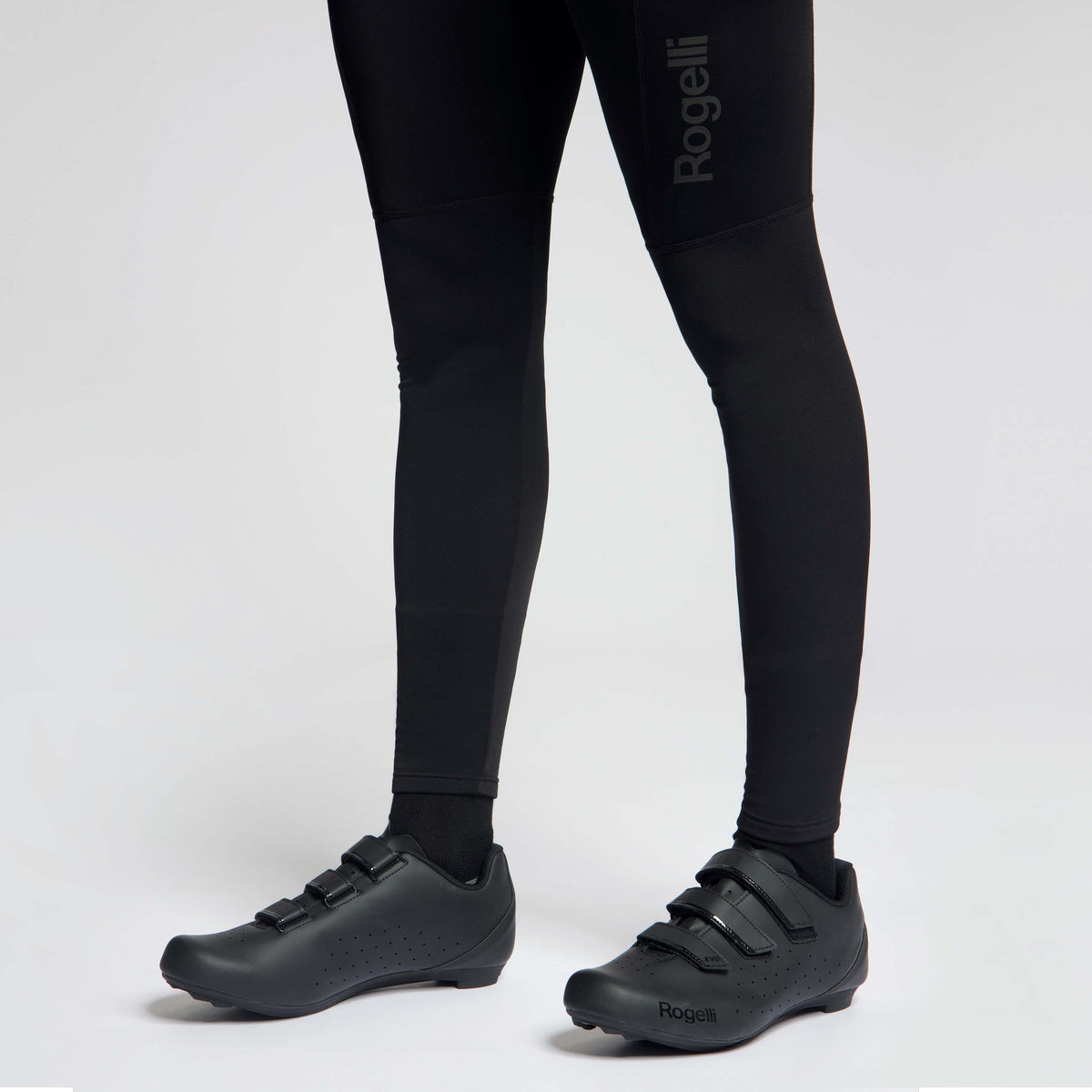 Chaussures de cyclisme Rogelli R100 noires, détail porté à l'extérieur.