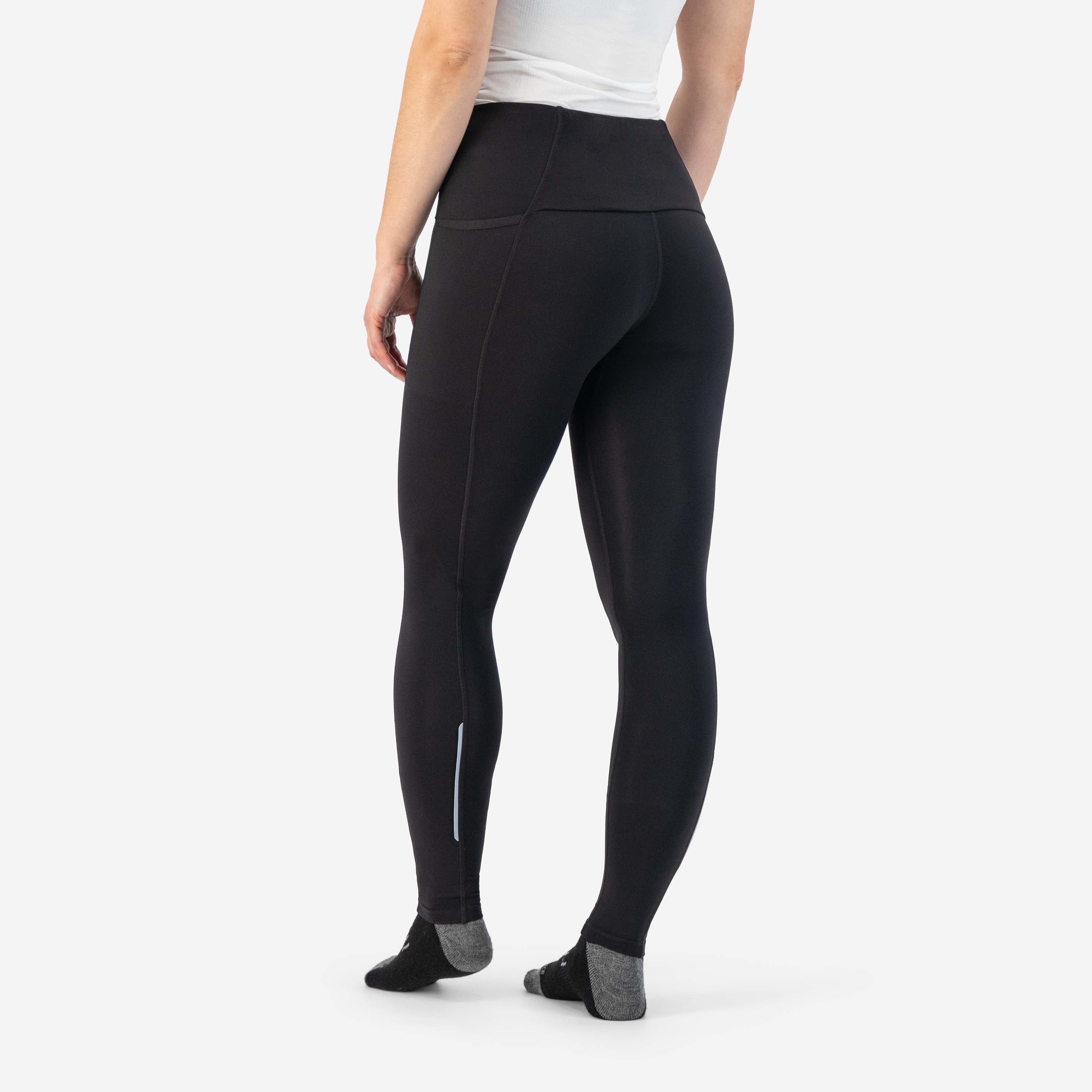Rogelli Essential lange hardloopbroek dames zwart gedragen achterkant.