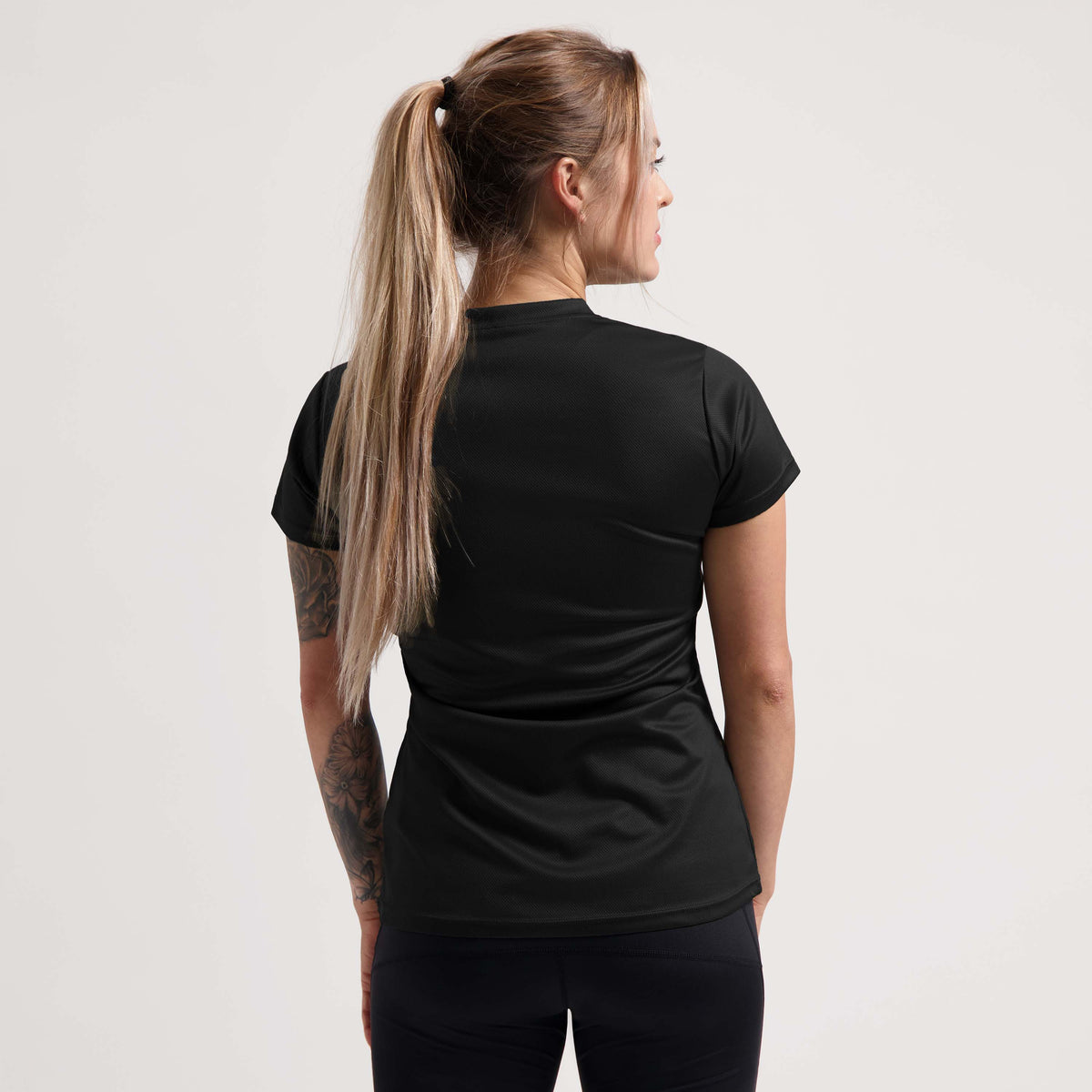 Rogelli Promo shirt korte mouw dames zwart gedragen achterkant.