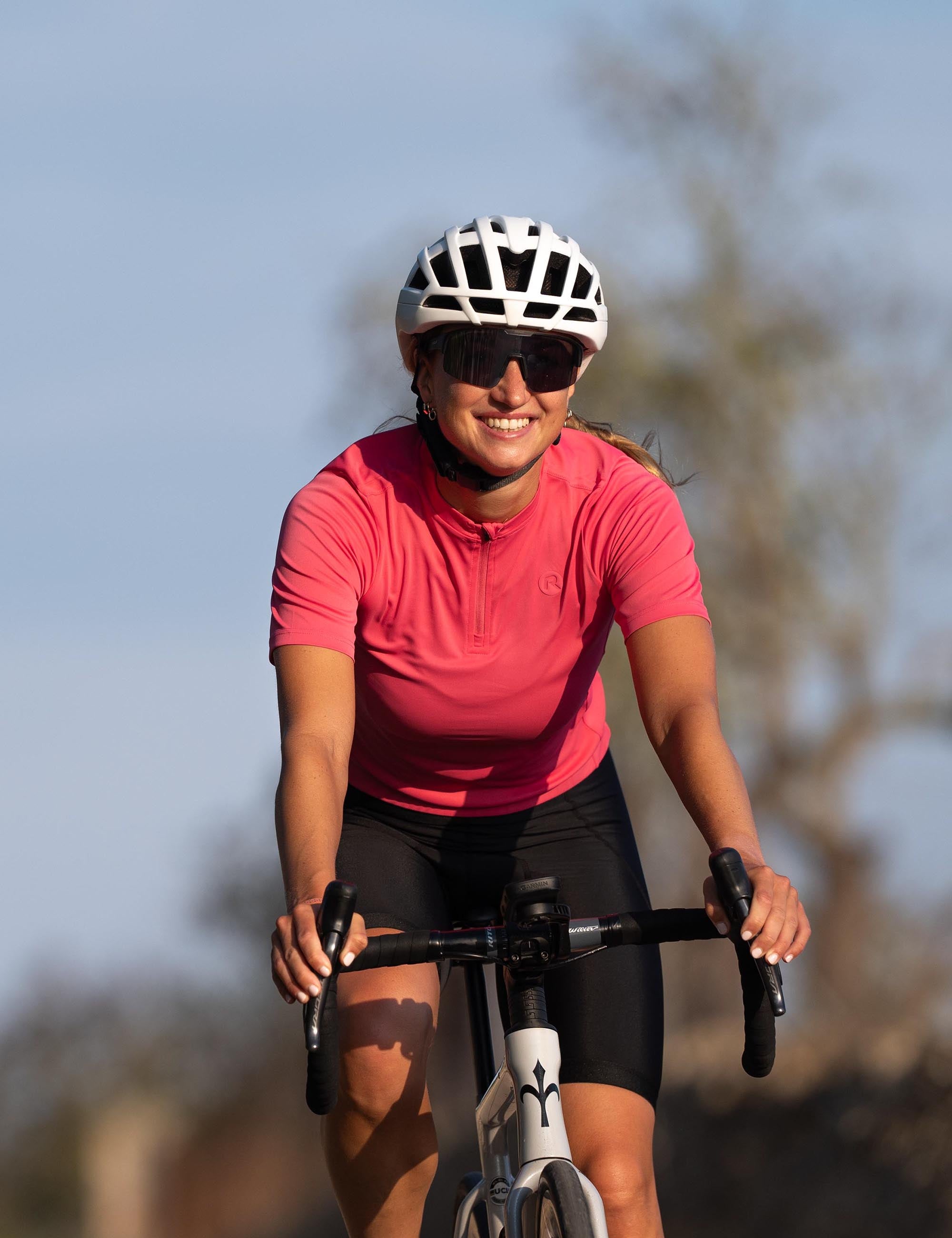 Comfortabele Rogelli Core dames set met zwarte fietsbroek en opvallend roze shirt voor stijlvolle uitstraling.