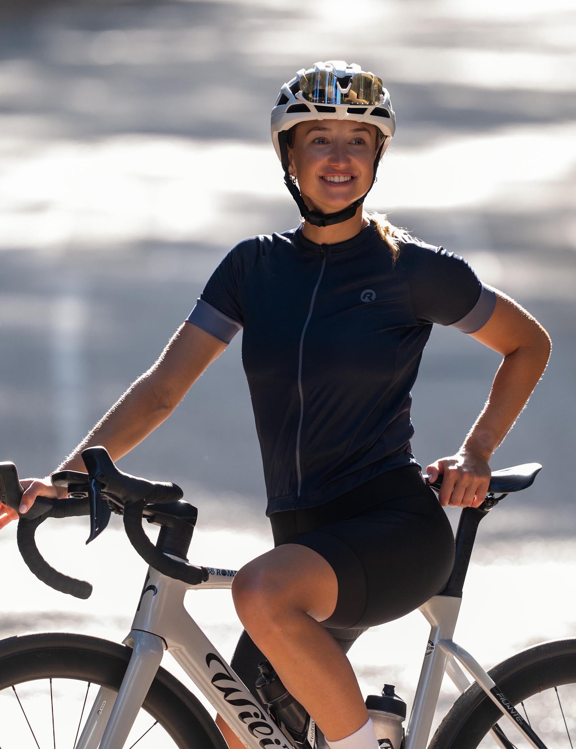 Dames set met shirt en fietsbroek, stijlvol gecombineerd voor een complete look op de fiets.