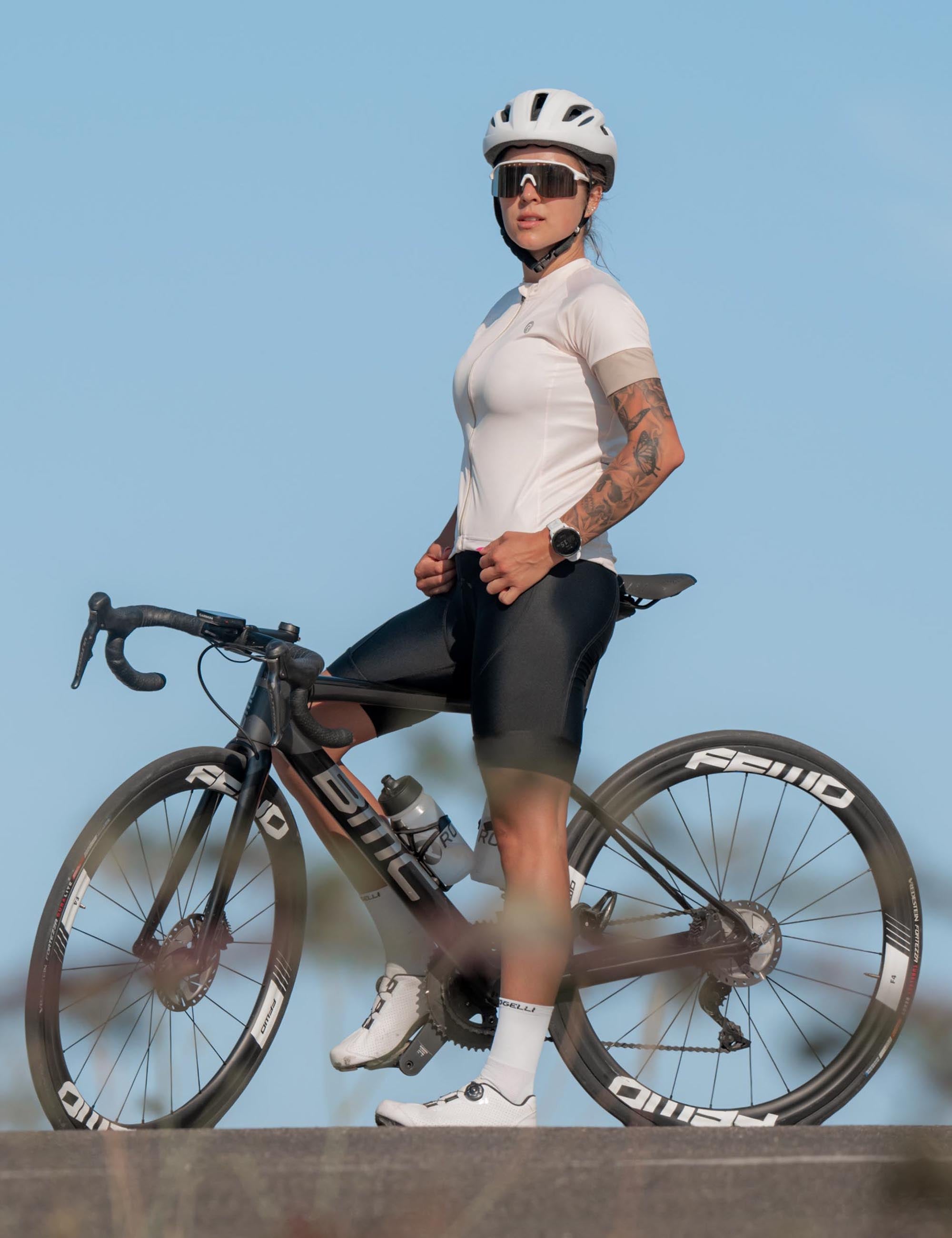 Deze Rogelli fietsset voor dames met taupe shirt en zwarte broek, stijlvol en comfortabel onderweg.