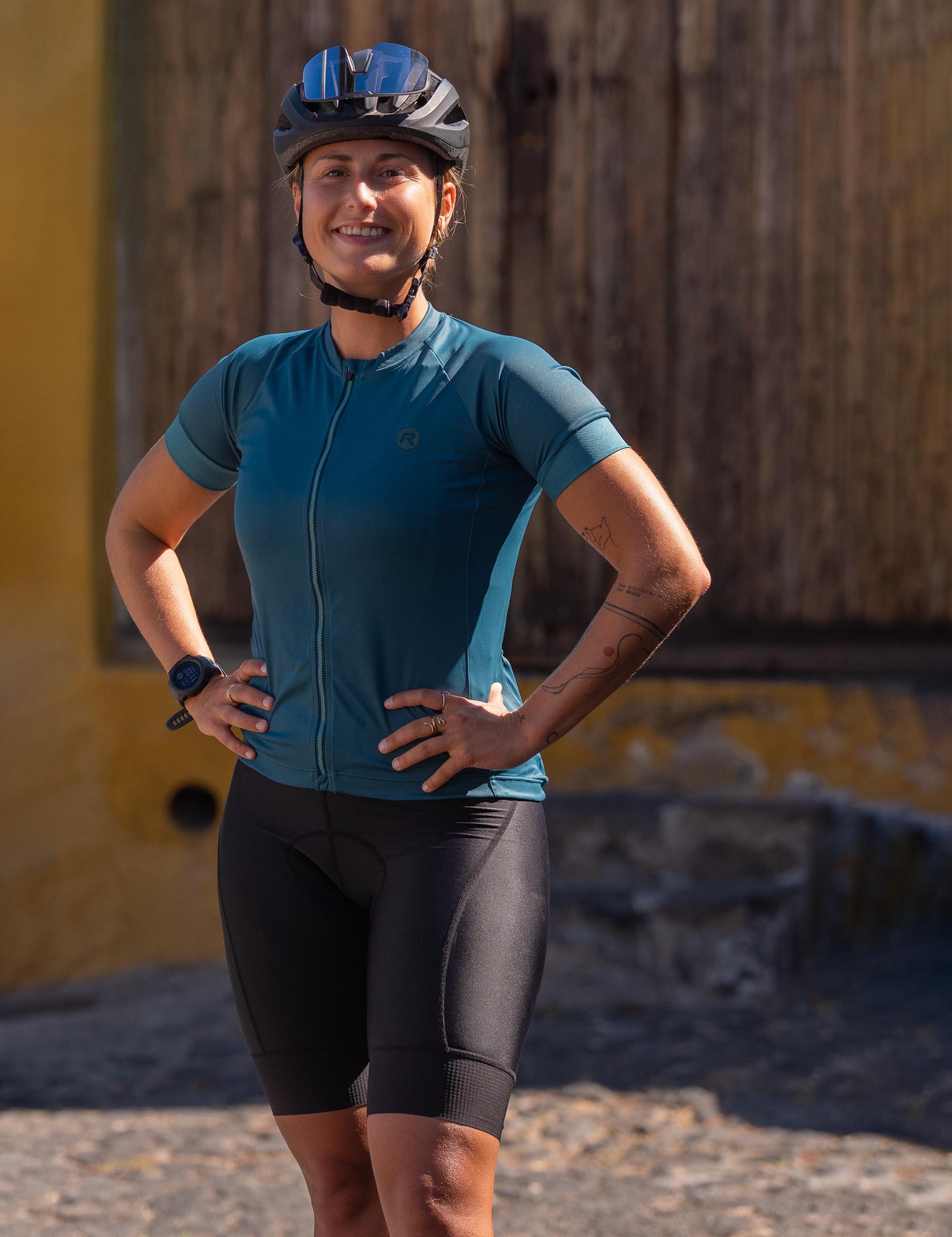 Bestel deze dames set met frisse kleur shirt en zwarte broek, comfortabel en stijlvol onderweg.