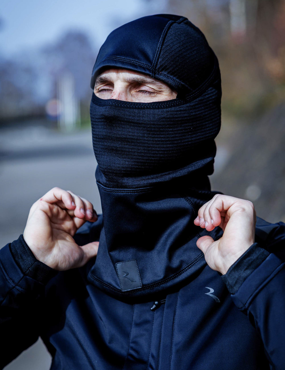 Wielrenner met Rogelli balaclava voor bescherming tijdens koude fietsritten.
