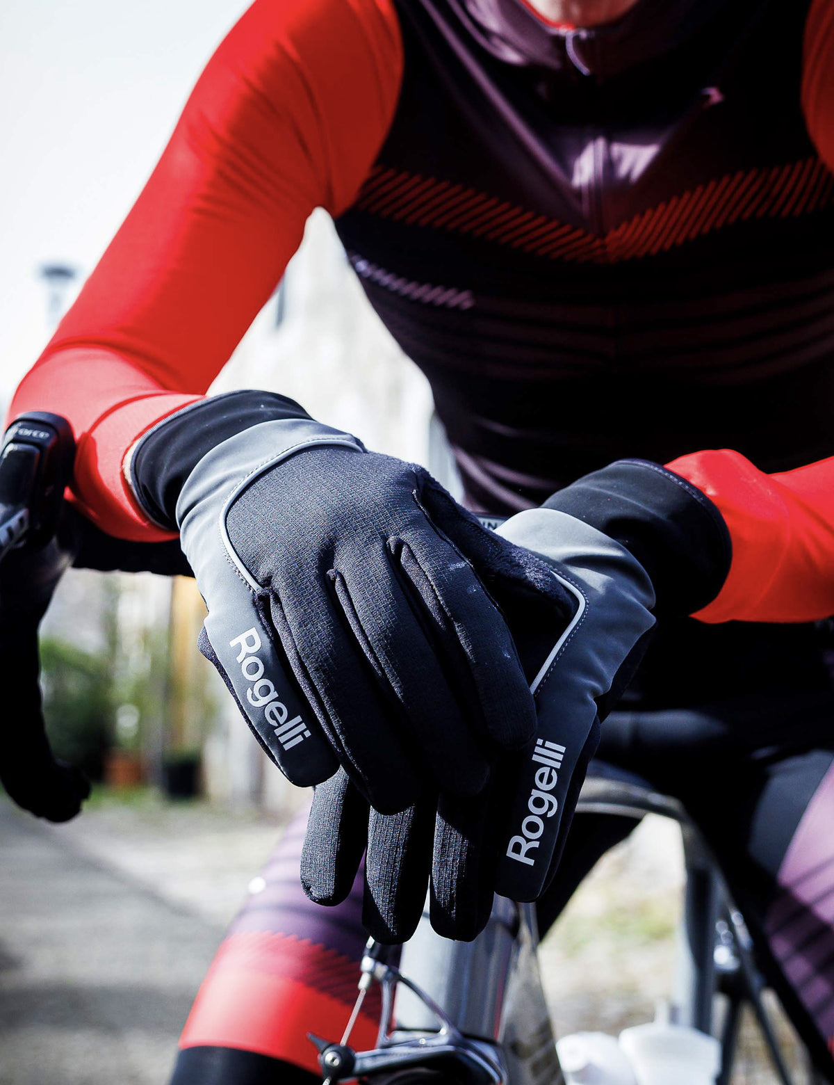Wielrenner met Rogelli Deep Winter fietshandschoenen tijdens een winterse fietsrit.