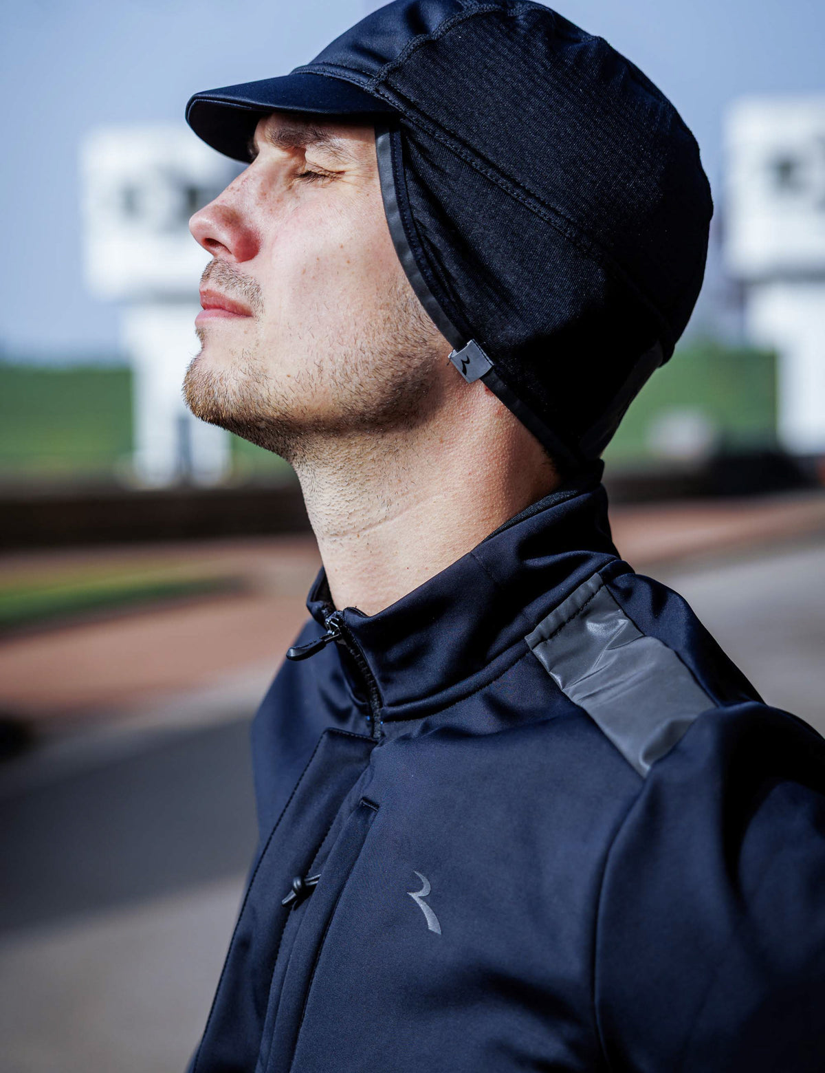 Wielrenner met Rogelli winter onderhelmmuts onder de fietshelm.