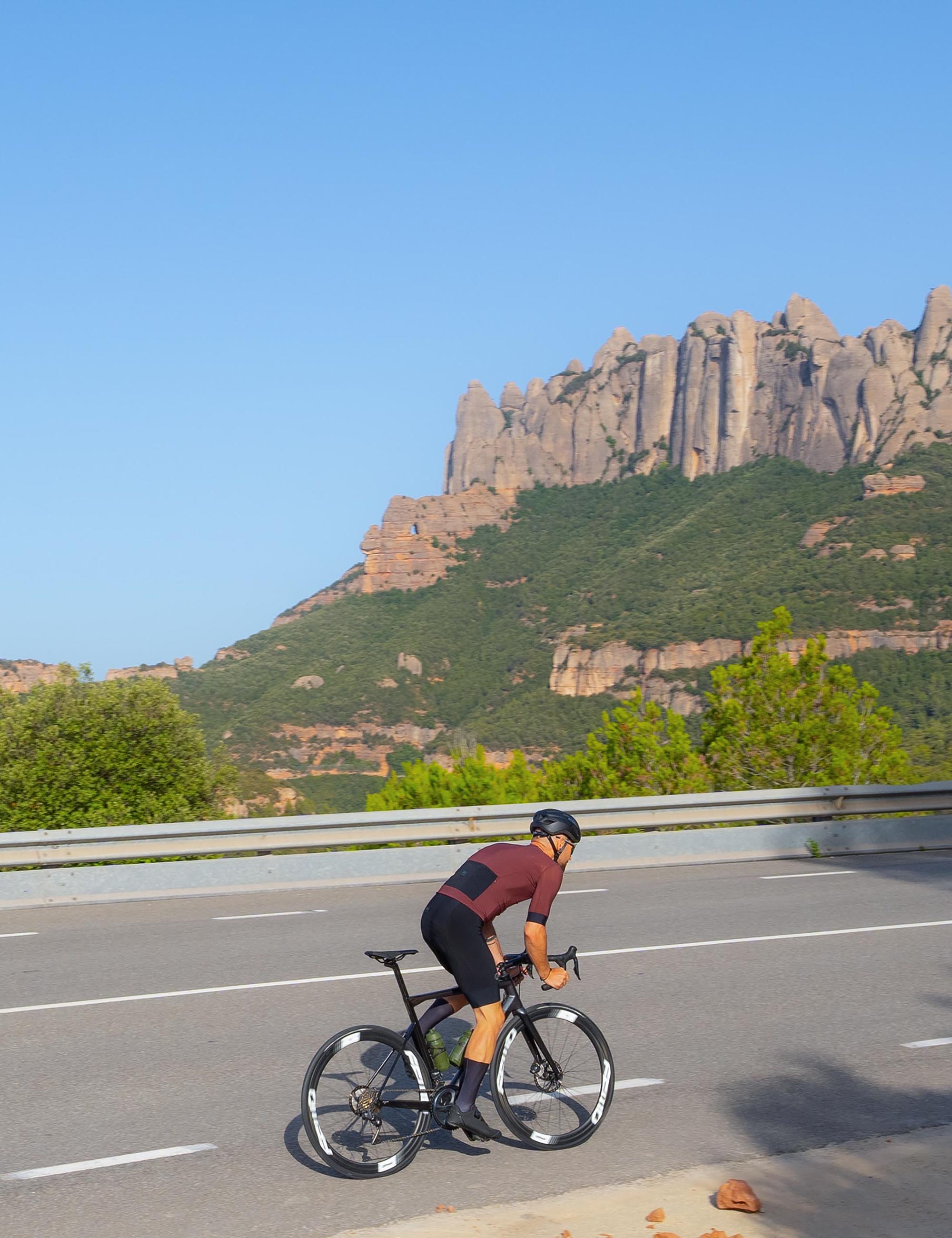 Heren fietsbroek met comfortabele pasvorm en sportieve uitstraling, perfect te dragen met elk fietsshirt.