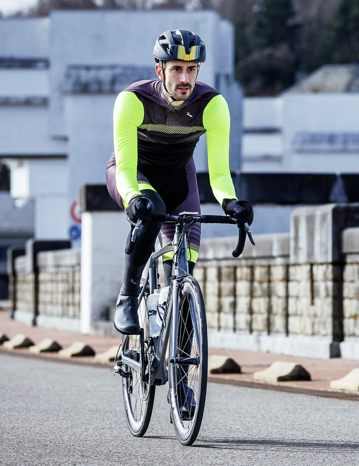 Man in zwart grijs Rogelli Stryde fietsshirt heren met fluor details tijdens een rit op de racefiets.