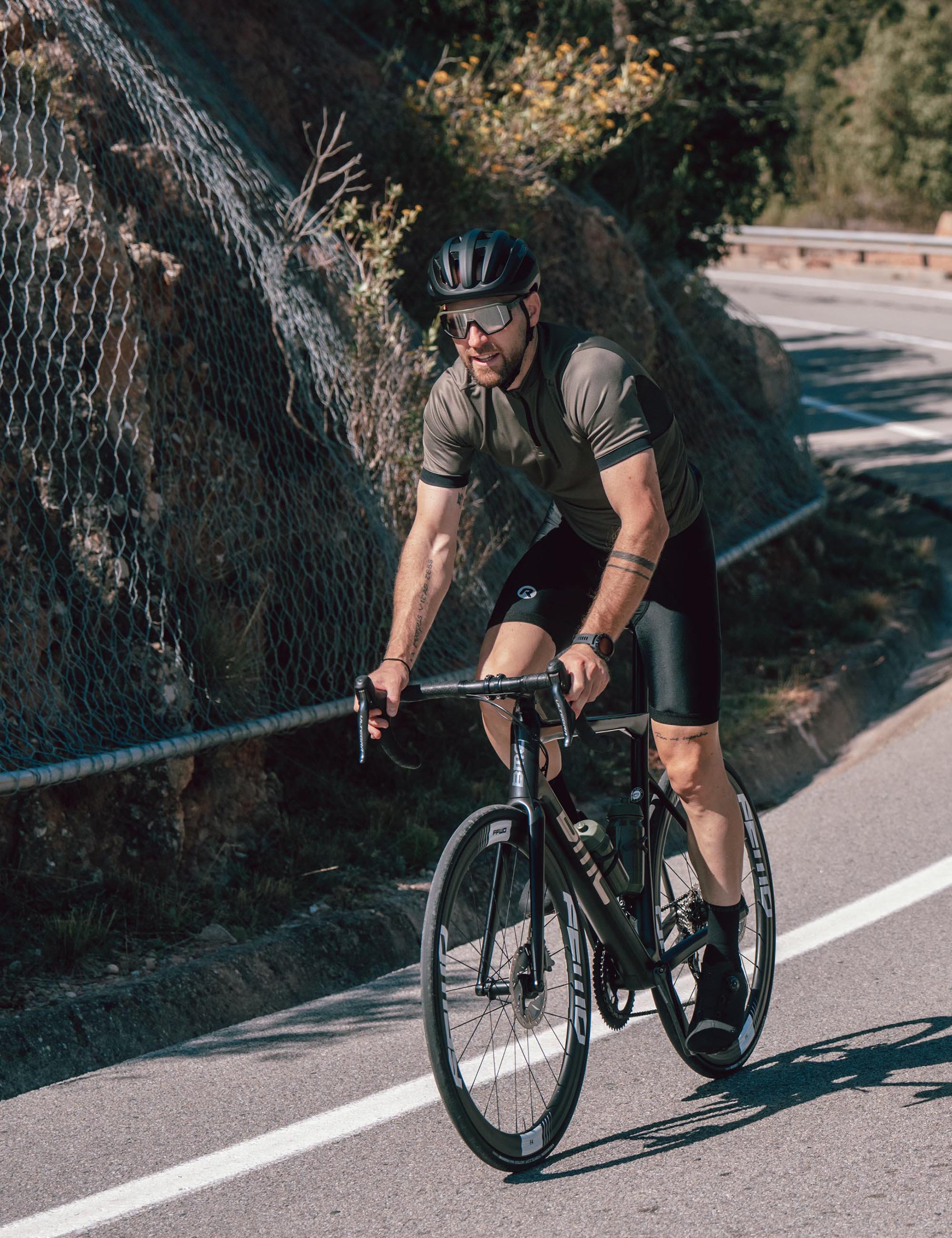 Bekijk deze heren fietsset uit onze Core collectie, stijlvol shirt en bijpassende broek voor een complete look.