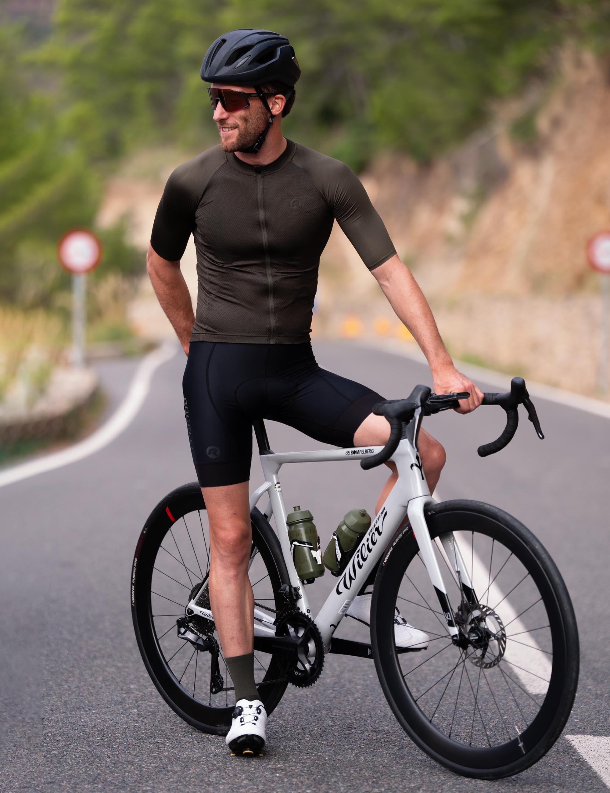 Haal plezier uit elke kilometer met deze heren Essential-set, perfect op elkaar afgestemd.