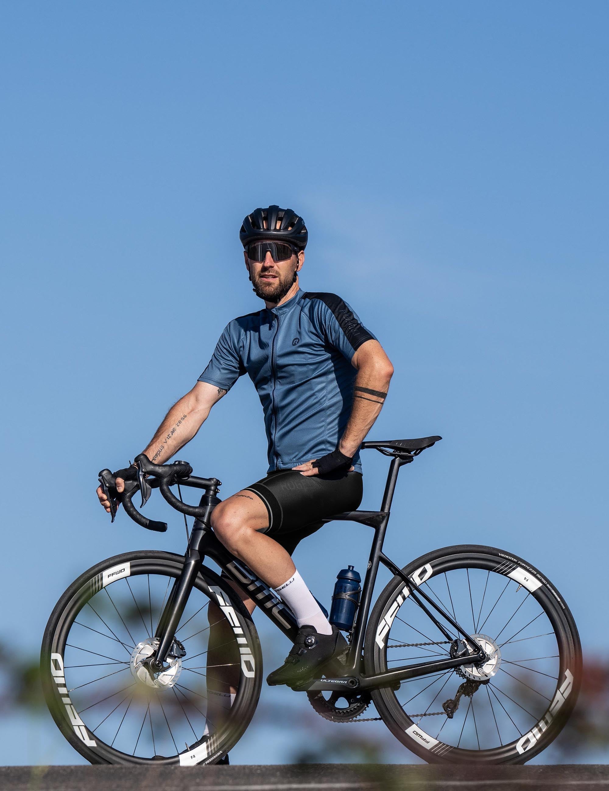 Ontdek deze heren fietsset uit de Explore-collectie, shirt en broek perfect op elkaar afgestemd voor ontspannen ritten.