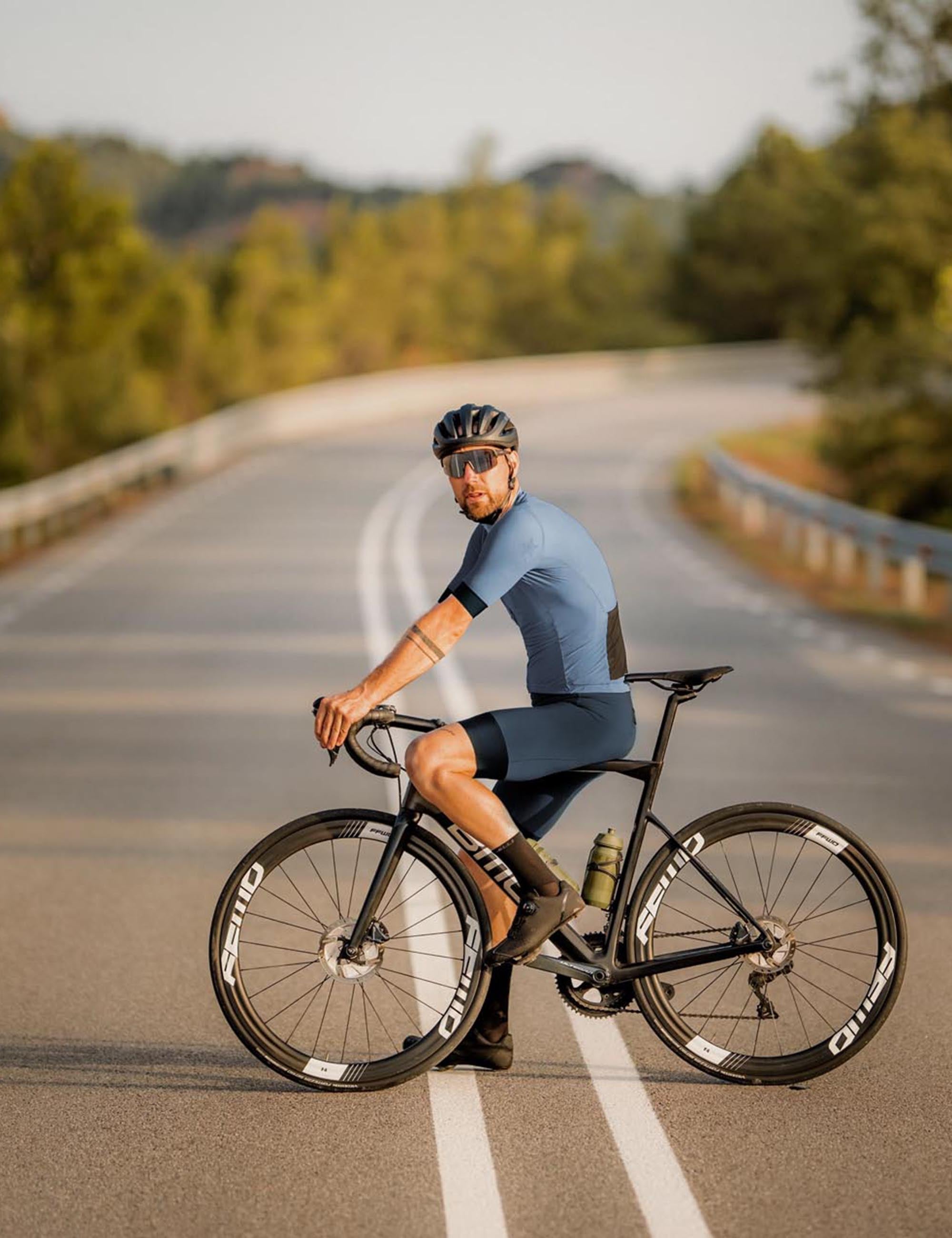 Heren Signature-fietsset, slim afgestemd shirt en broek voor een stijlvolle rit.