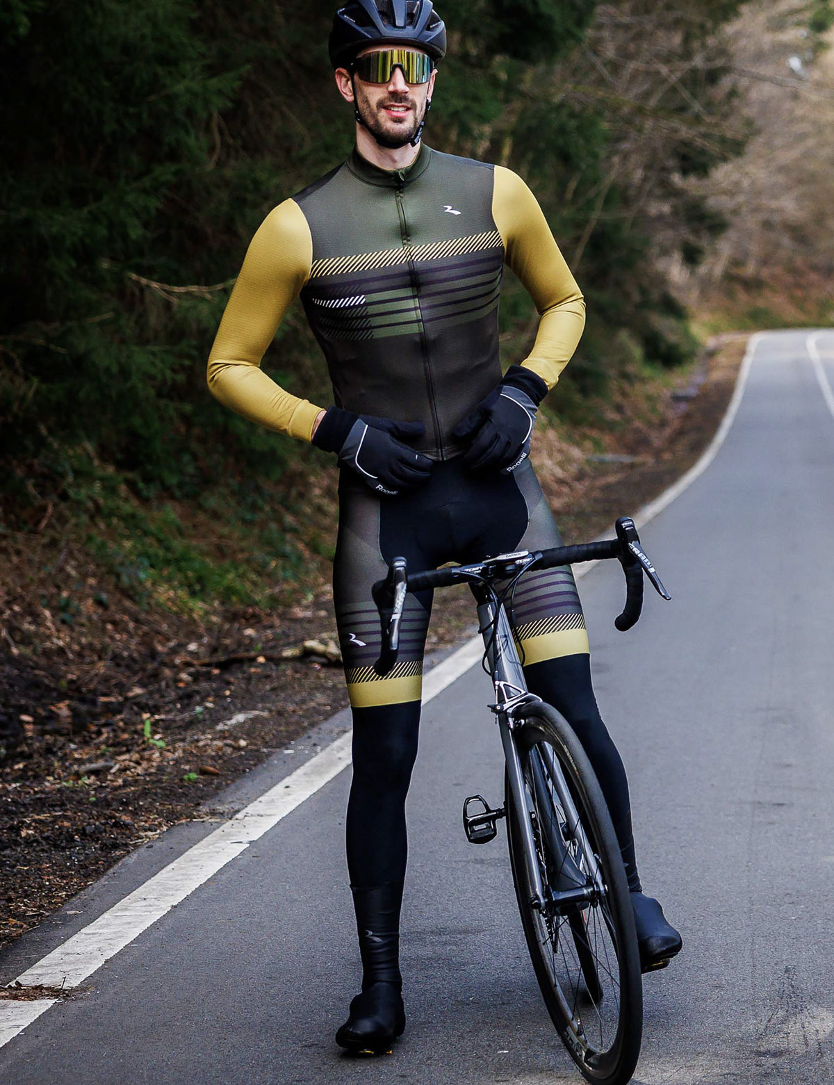 Wielrenner in volledige Rogelli Stryde fietsoutfit, bestaande uit fietsshirt lange mouw en lange fietsbroek.