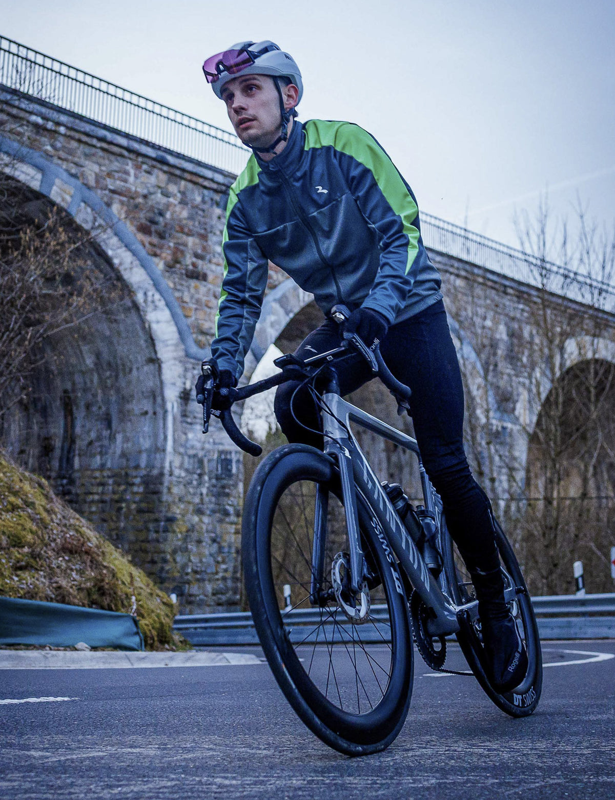 Man in pinegroen Rogelli Freeze winter fietsjack heren tijdens een rit op de racefiets in koud weer.