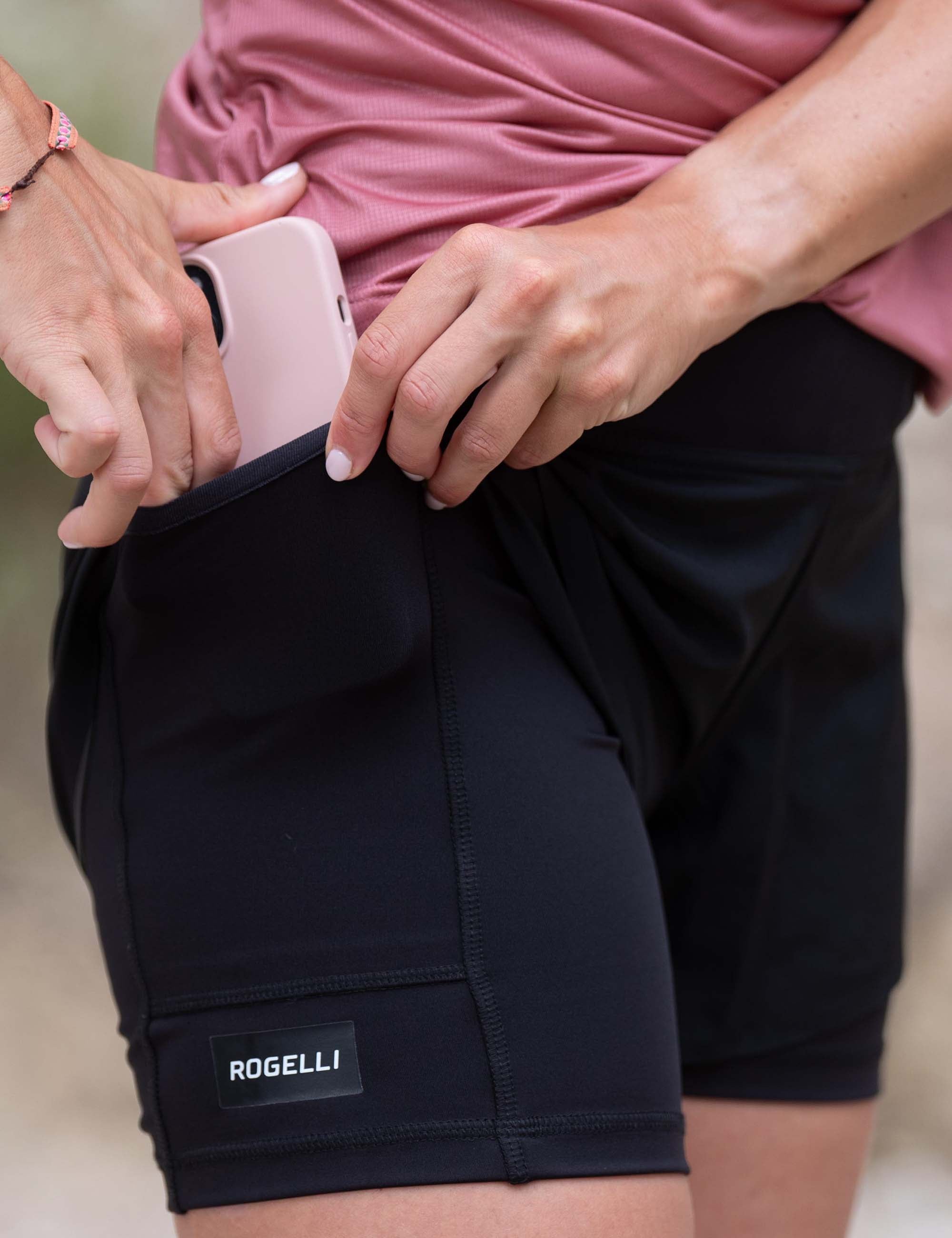 Rogelli Distance 2-in-1 hardloopshort voor dames met handige opbergzak, goed te combineren met een hardloopshirt.