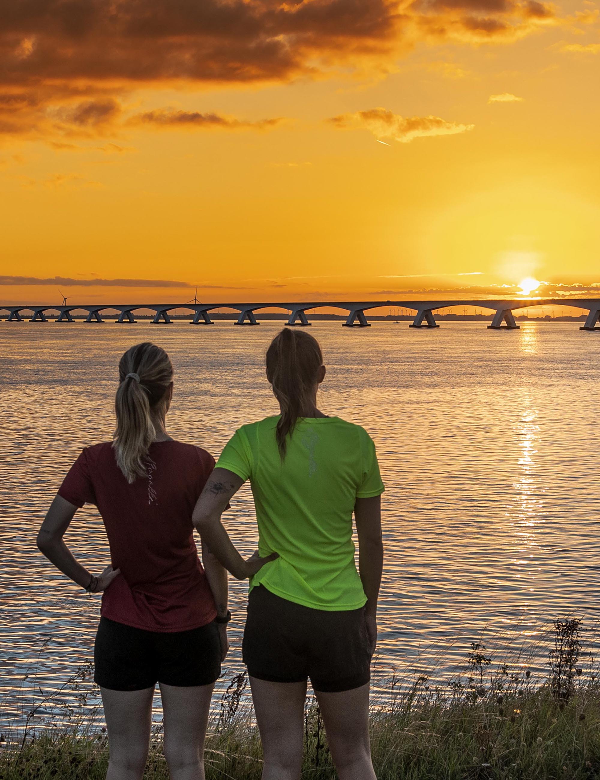 Rogelli Core hardloopshirt voor dames in fluor met bijpassende hardloopbroek.