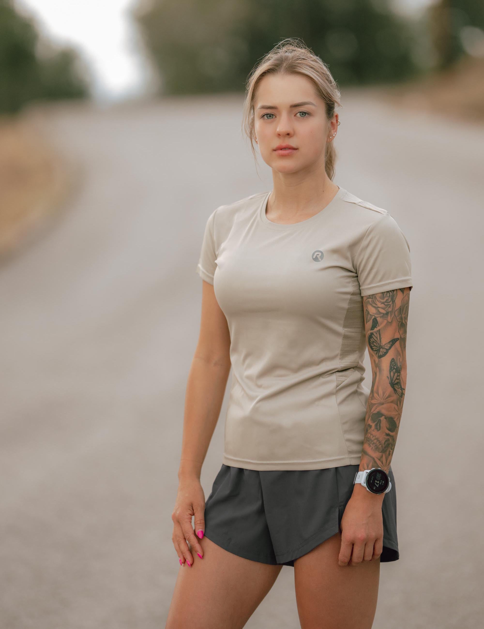 Rogelli Core hardloopshirt voor dames in taupe met bijpassende hardloopbroek.
