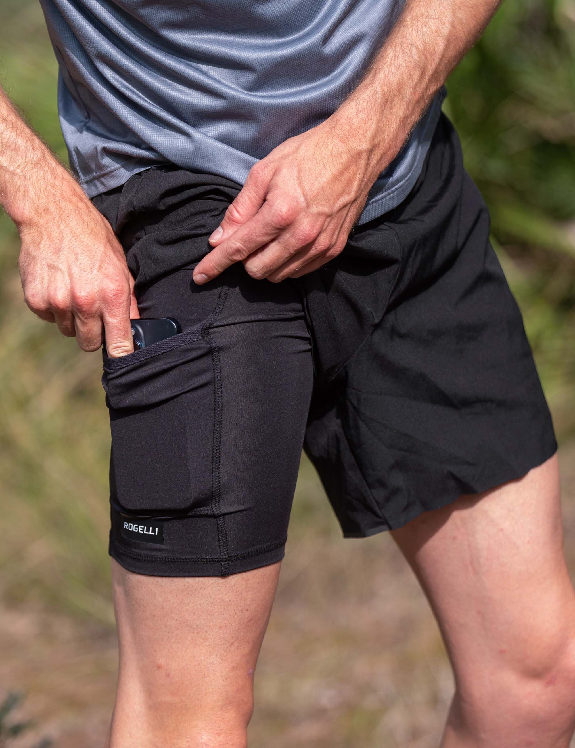 Rogelli Distance 2-in-1 hardloopshort voor heren met handige opbergzak, goed te combineren met een hardloopshirt.