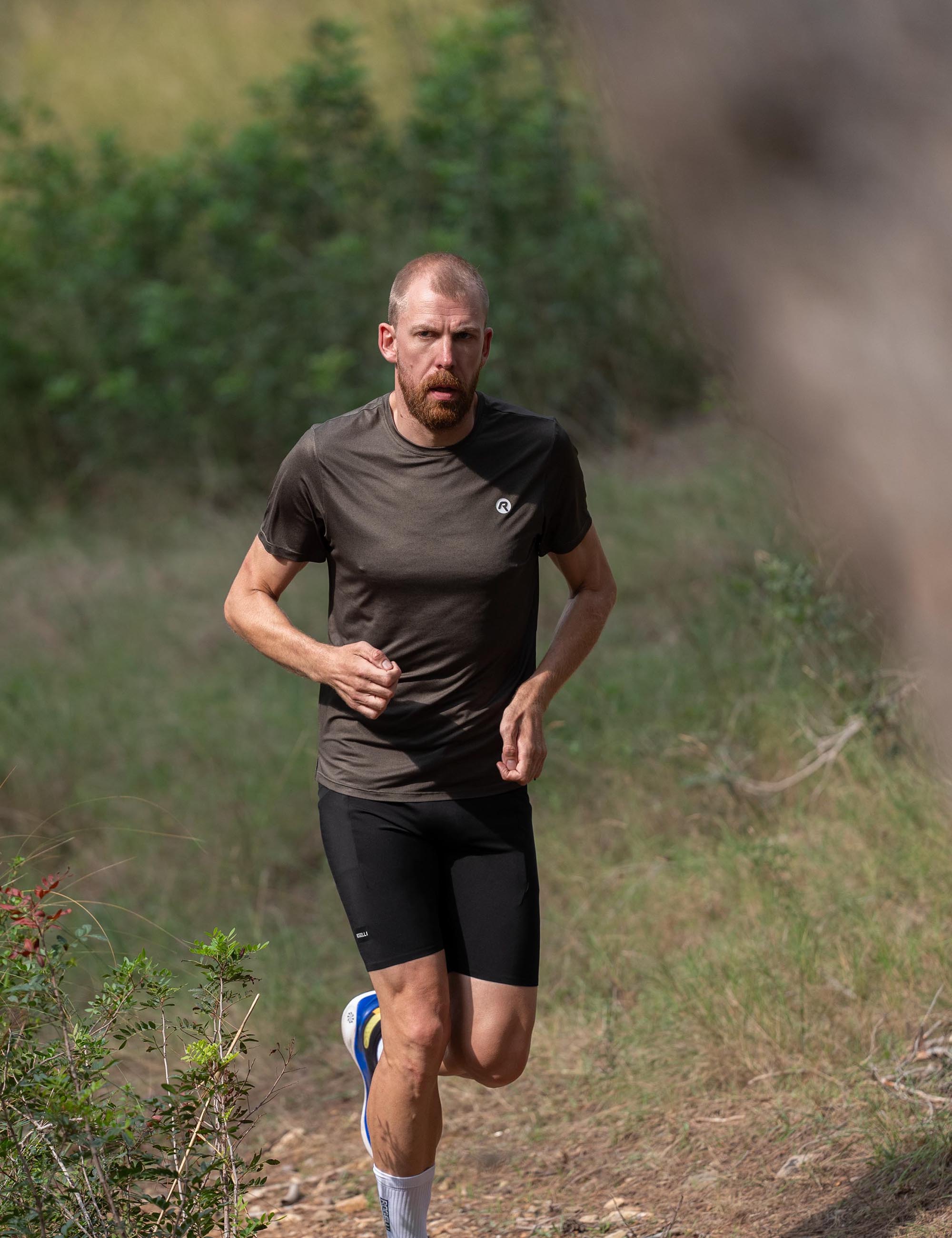 Comfortabele hardloopkleding voor heren met een moderne en sportieve uitstraling.