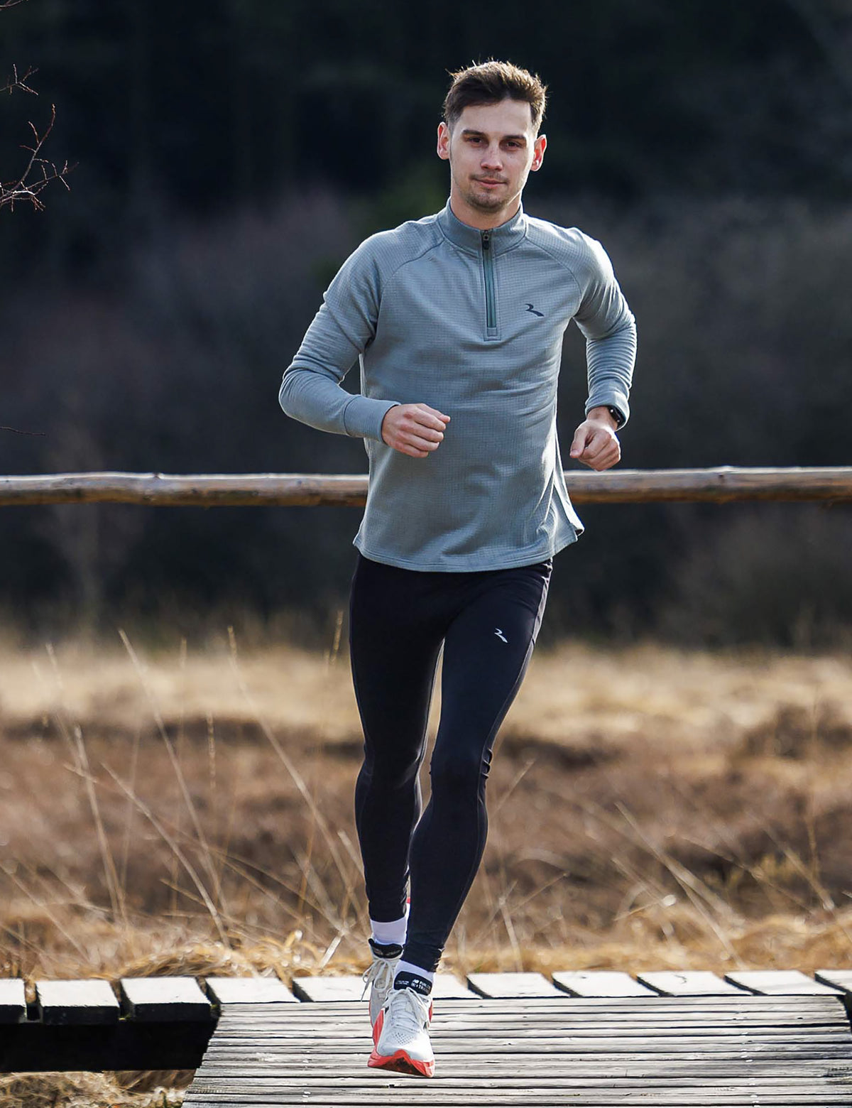 Man in zwarte Rogelli Essential hardlooptight heren tijdens het hardlopen in de buitenlucht.