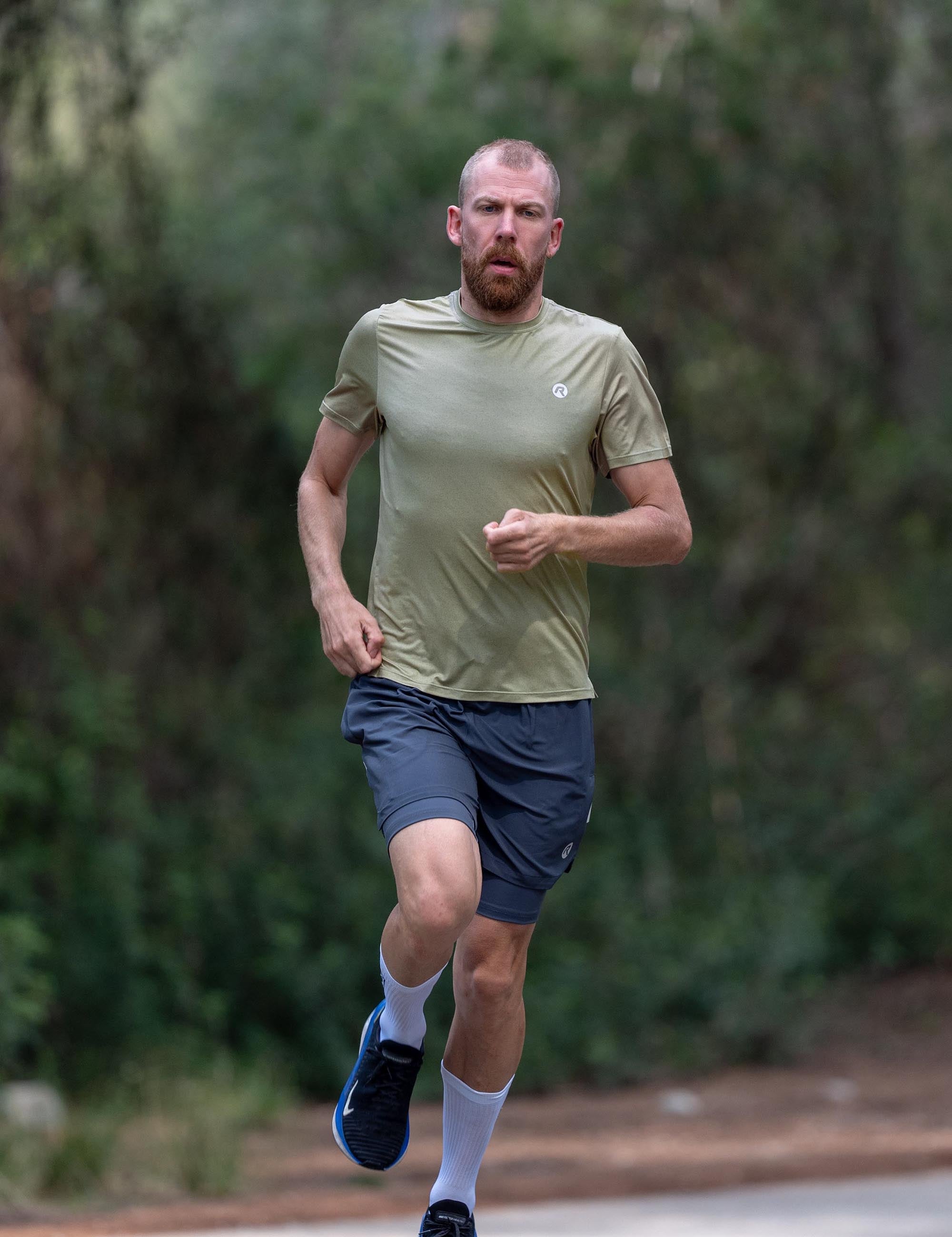 Rogelli Essential hardloopshirt voor heren in sage met bijpassende hardloopbroek.
