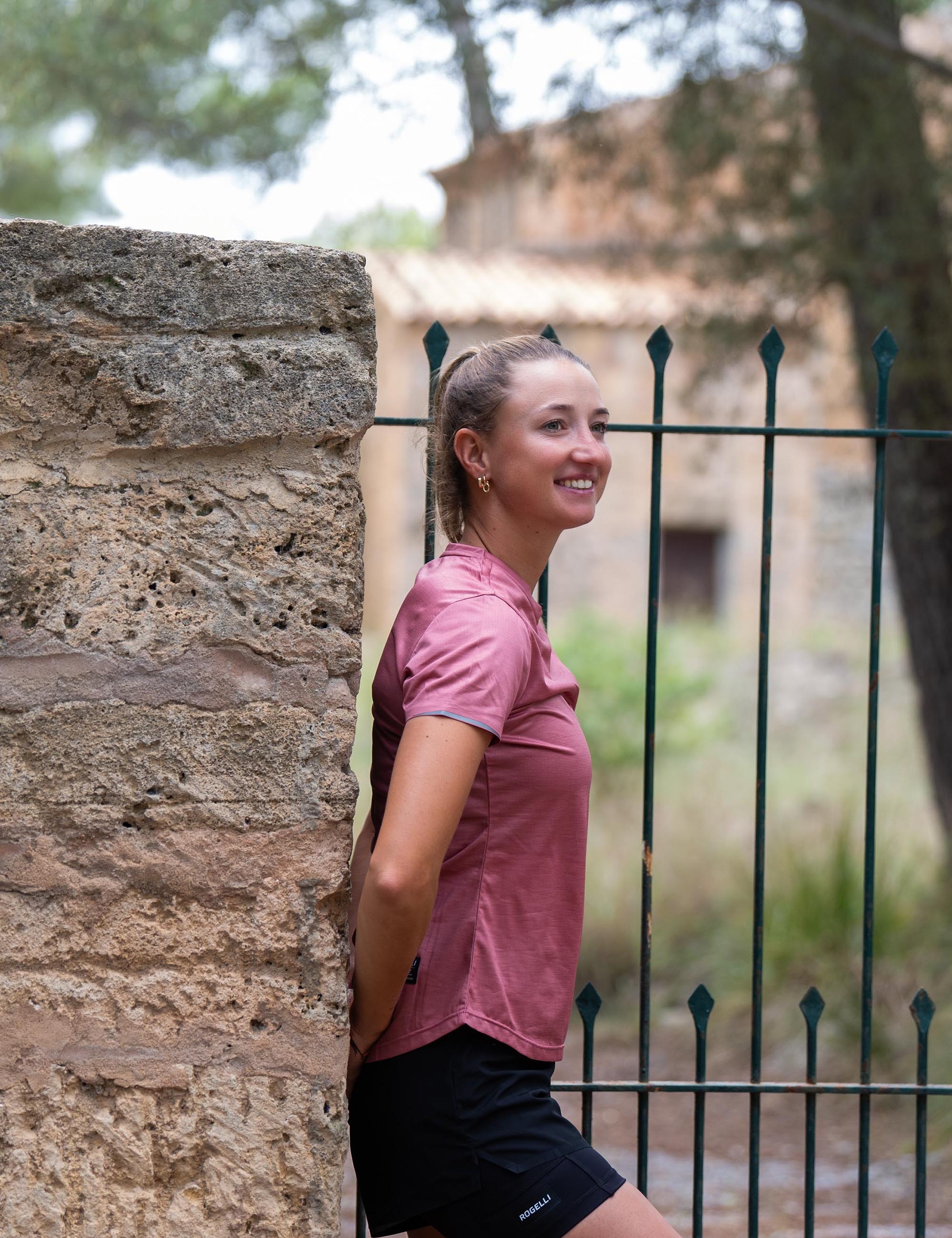 Rogelli Distance hardloopshirt voor dames in chutney met bijpassende hardloopbroek.