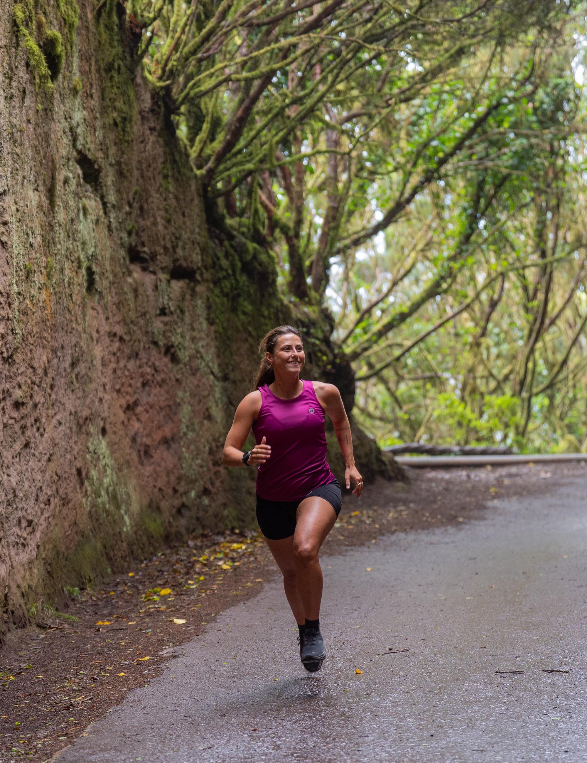 Rogelli Core hardloop singlet voor dames in cherry met bijpassende hardloopbroek.