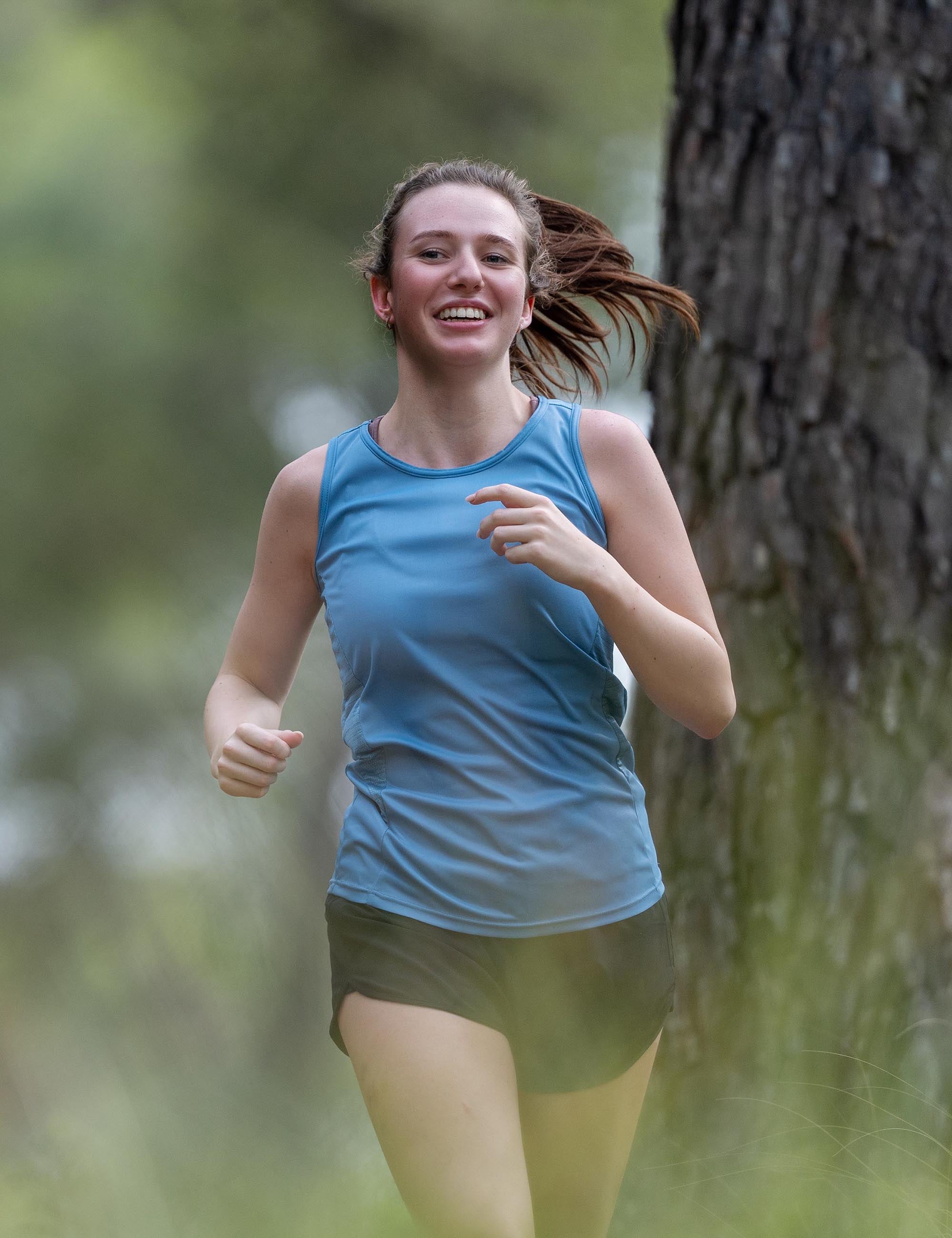 Rogelli Core hardloop singlet voor dames in lichtblauw met bijpassende hardloopbroek.