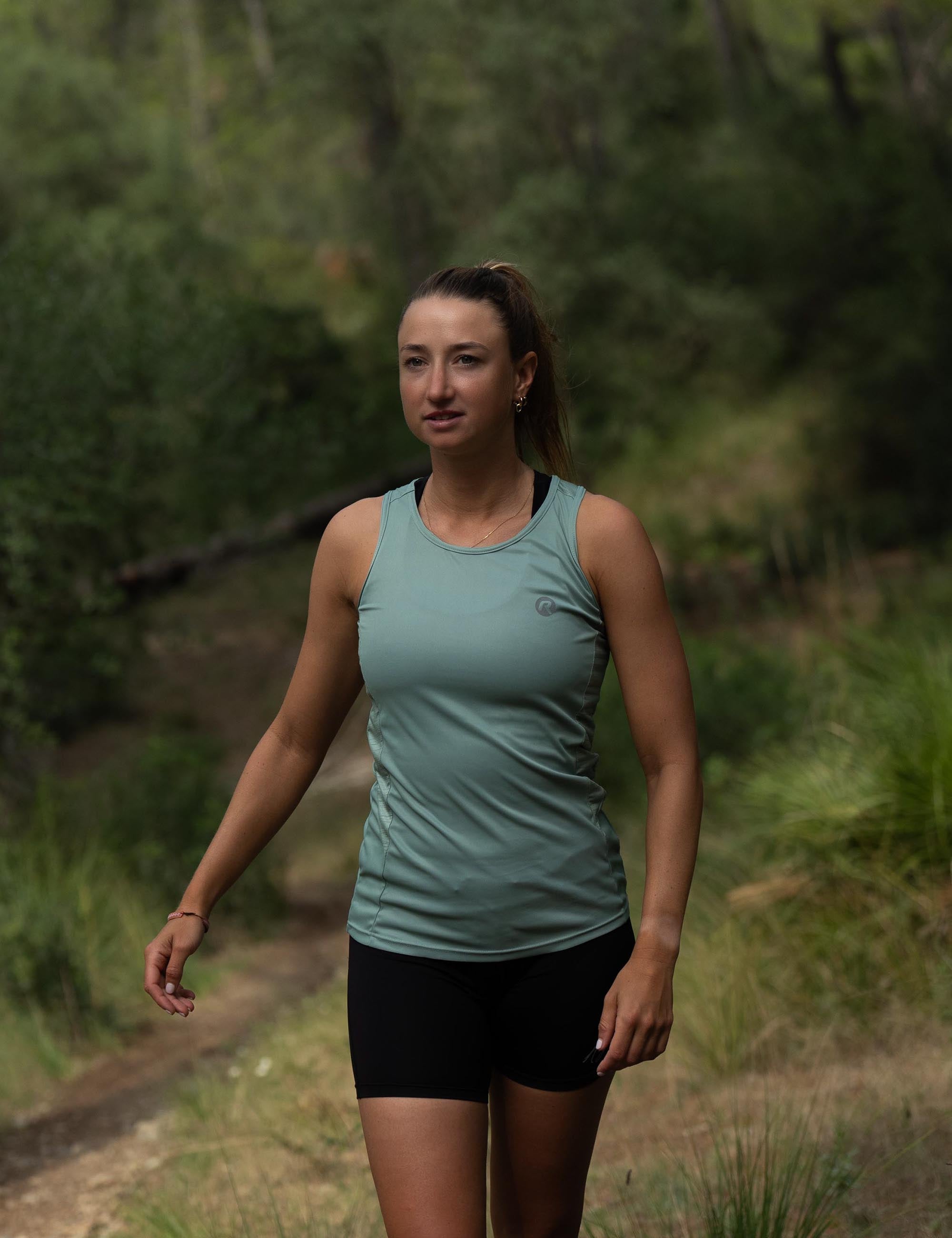 Rogelli Core hardloop singlet voor dames in mint met bijpassende hardloopbroek.