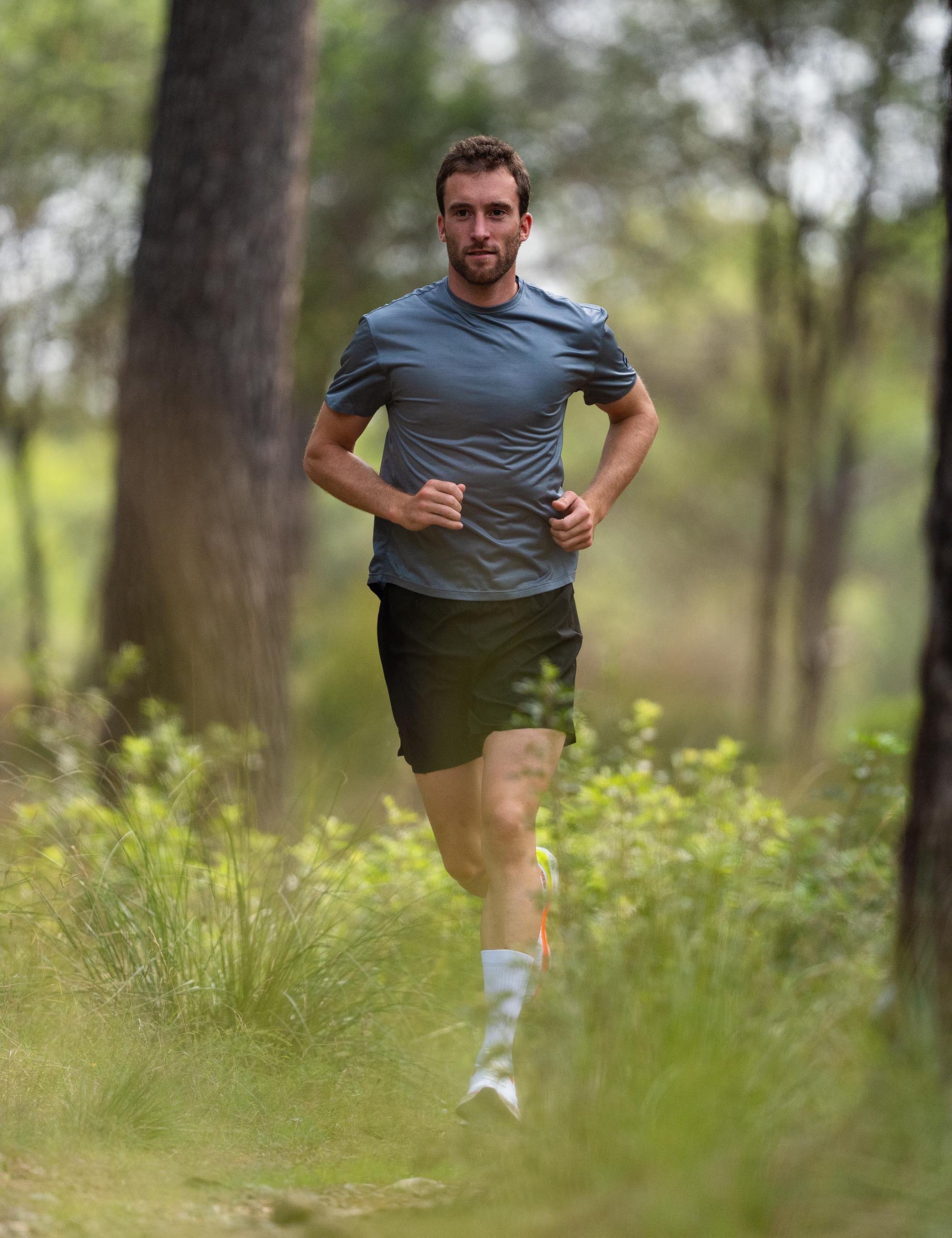 Rogelli Distance hardloopshirt voor heren in blauw met bijpassende hardloopbroek.
