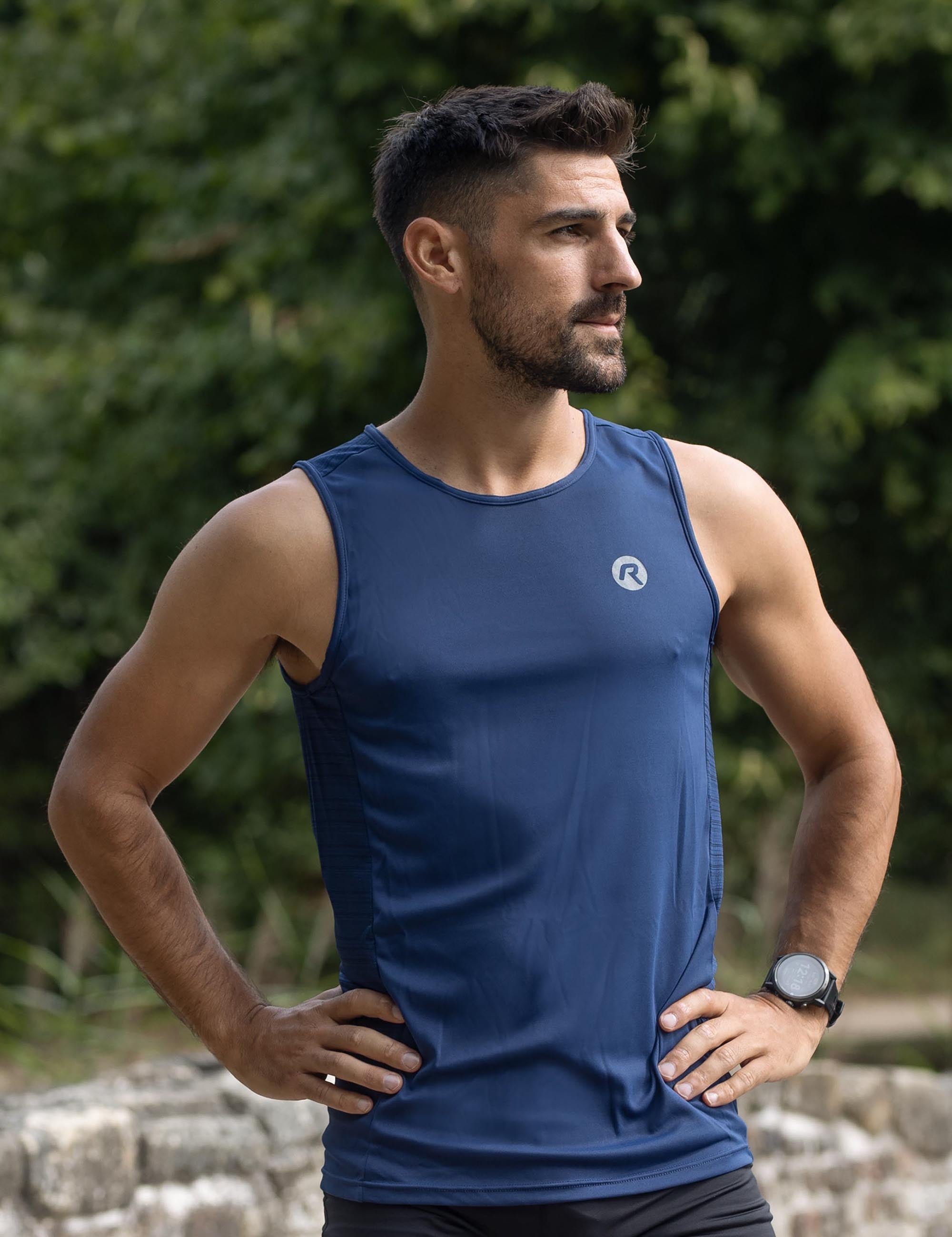 Rogelli Core hardloop singlet voor heren in blauw met bijpassende hardloopbroek.