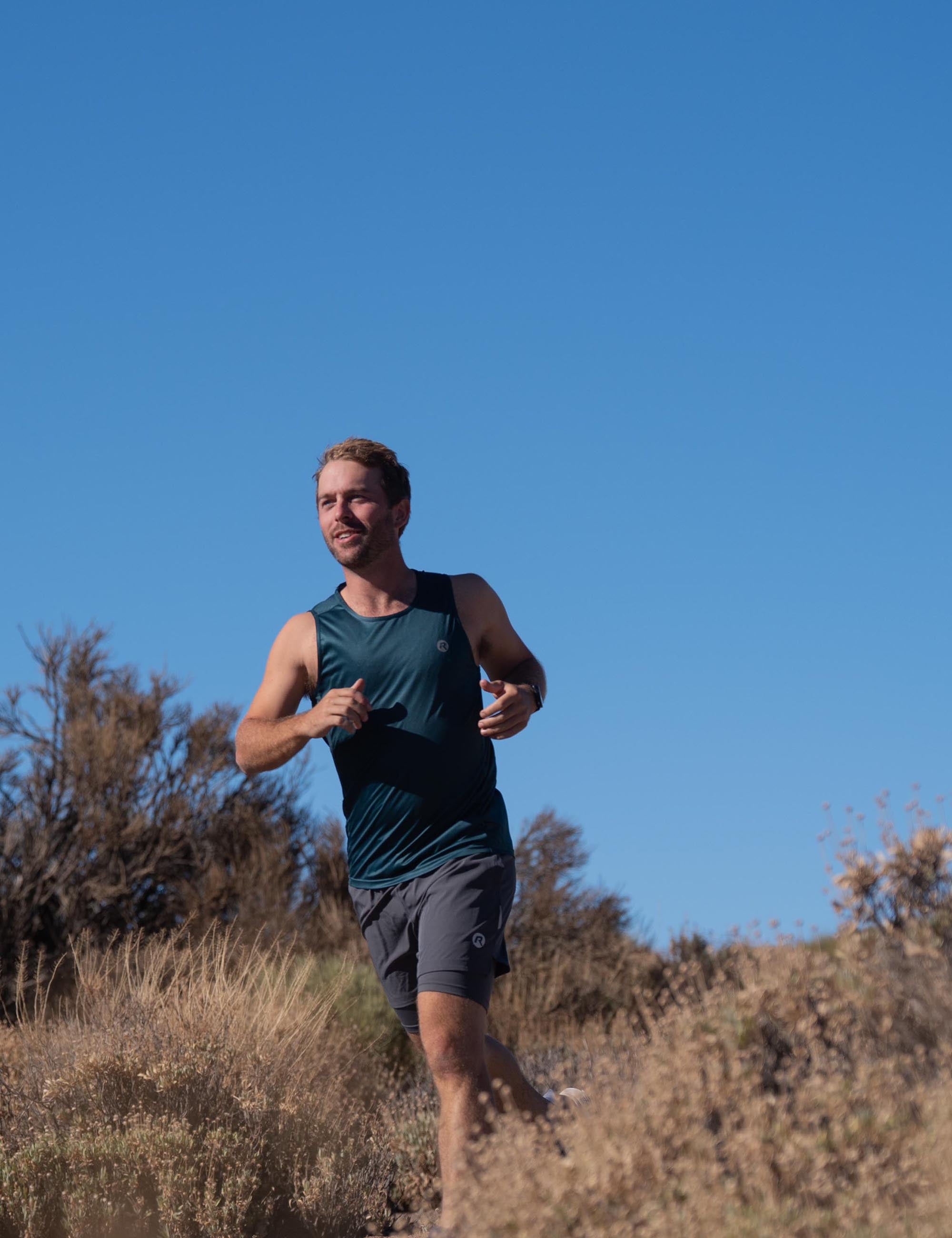 Rogelli Core hardloop singlet voor heren in teal met bijpassende hardloopbroek.
