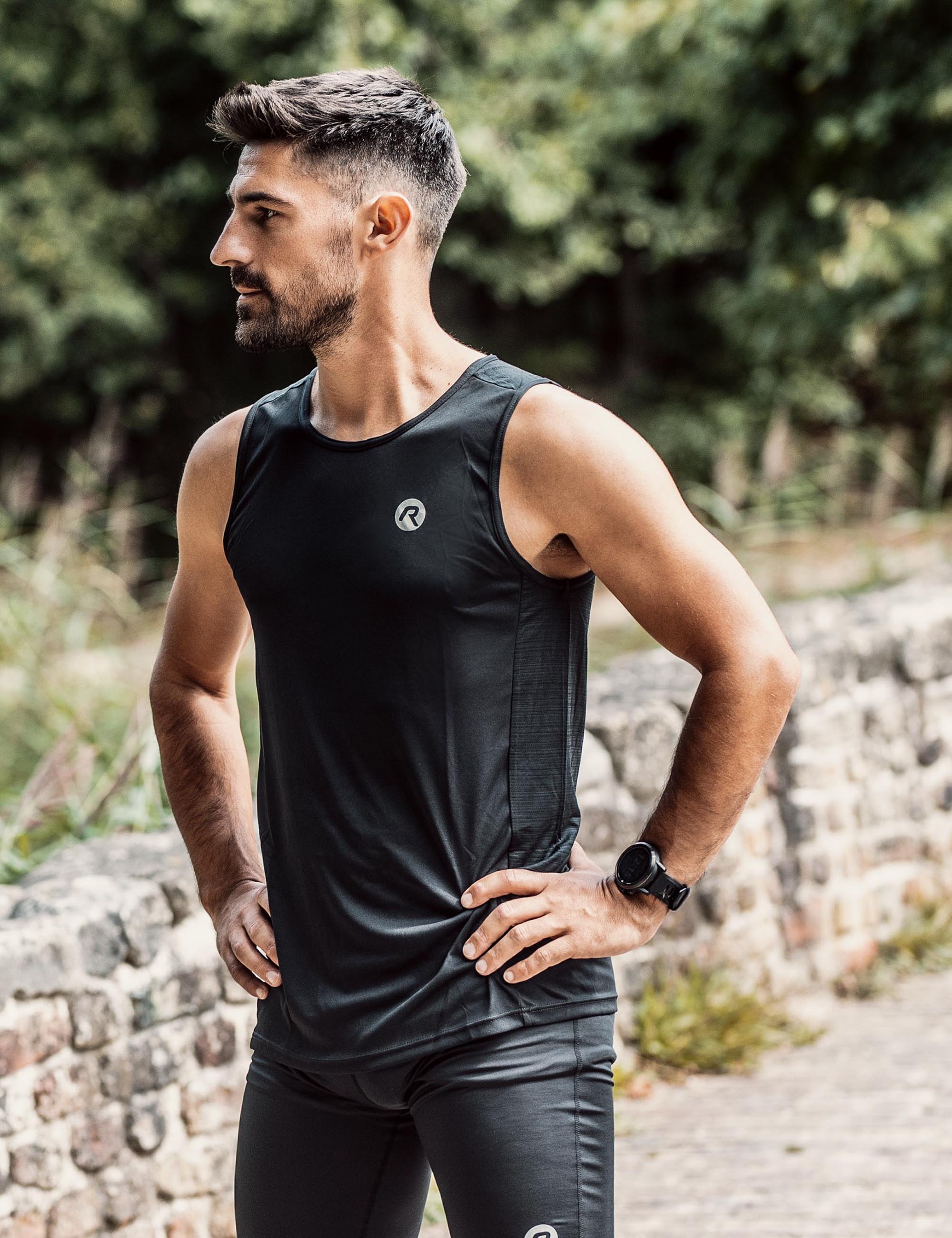 Rogelli Core hardloop singlet voor heren in zwart met bijpassende hardloopbroek.