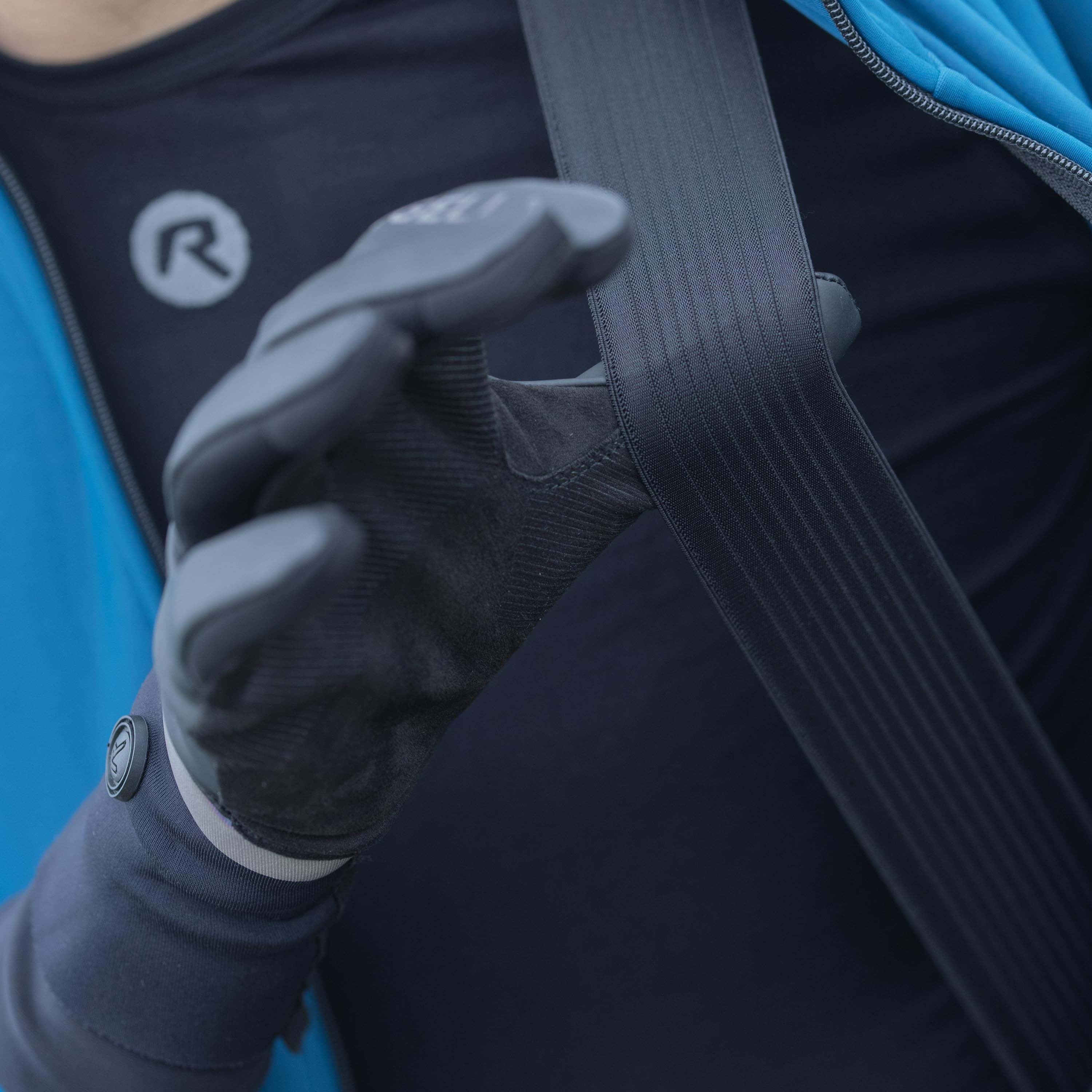Foto van een man die zijn bretels duidelijk in beeld brengt als kleine afbeelding voor de bijdrage bretels fietsplezier pagina.